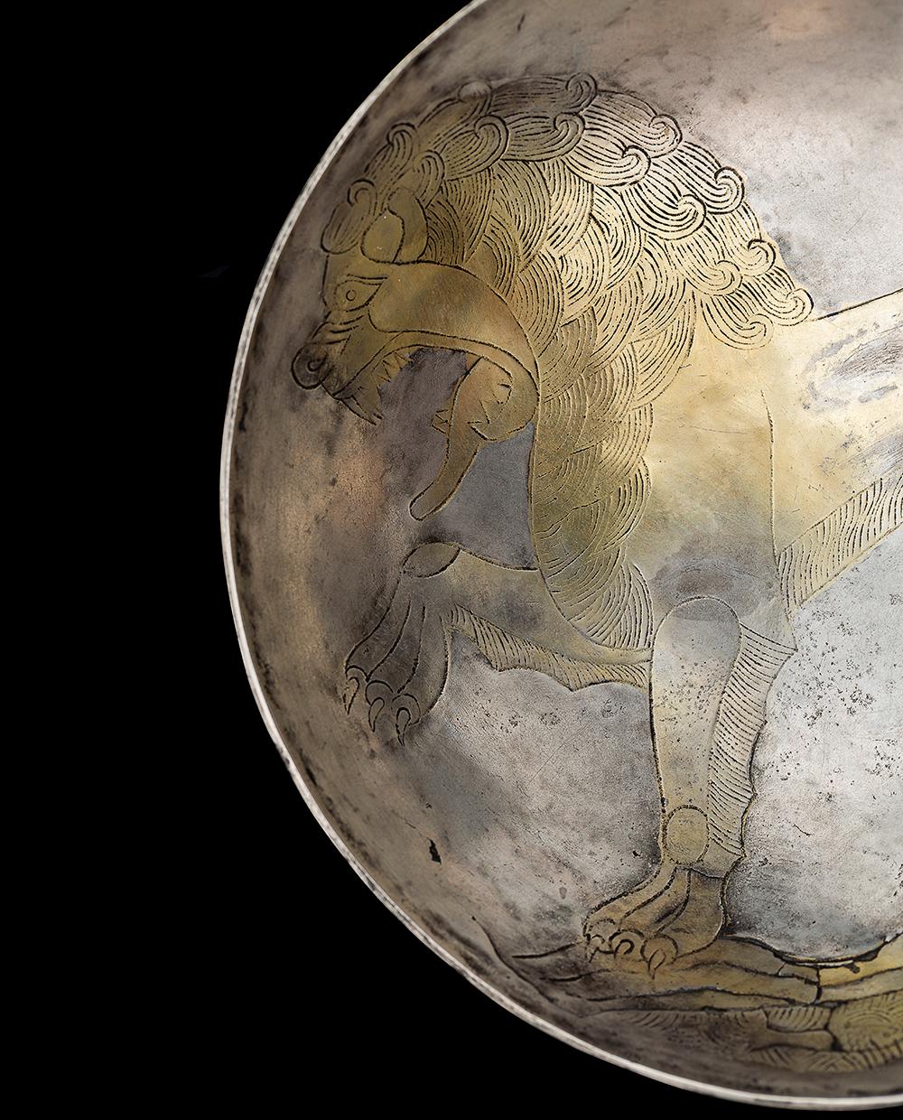 Teller mit Löwenmotiv (Persisch) im Angebot