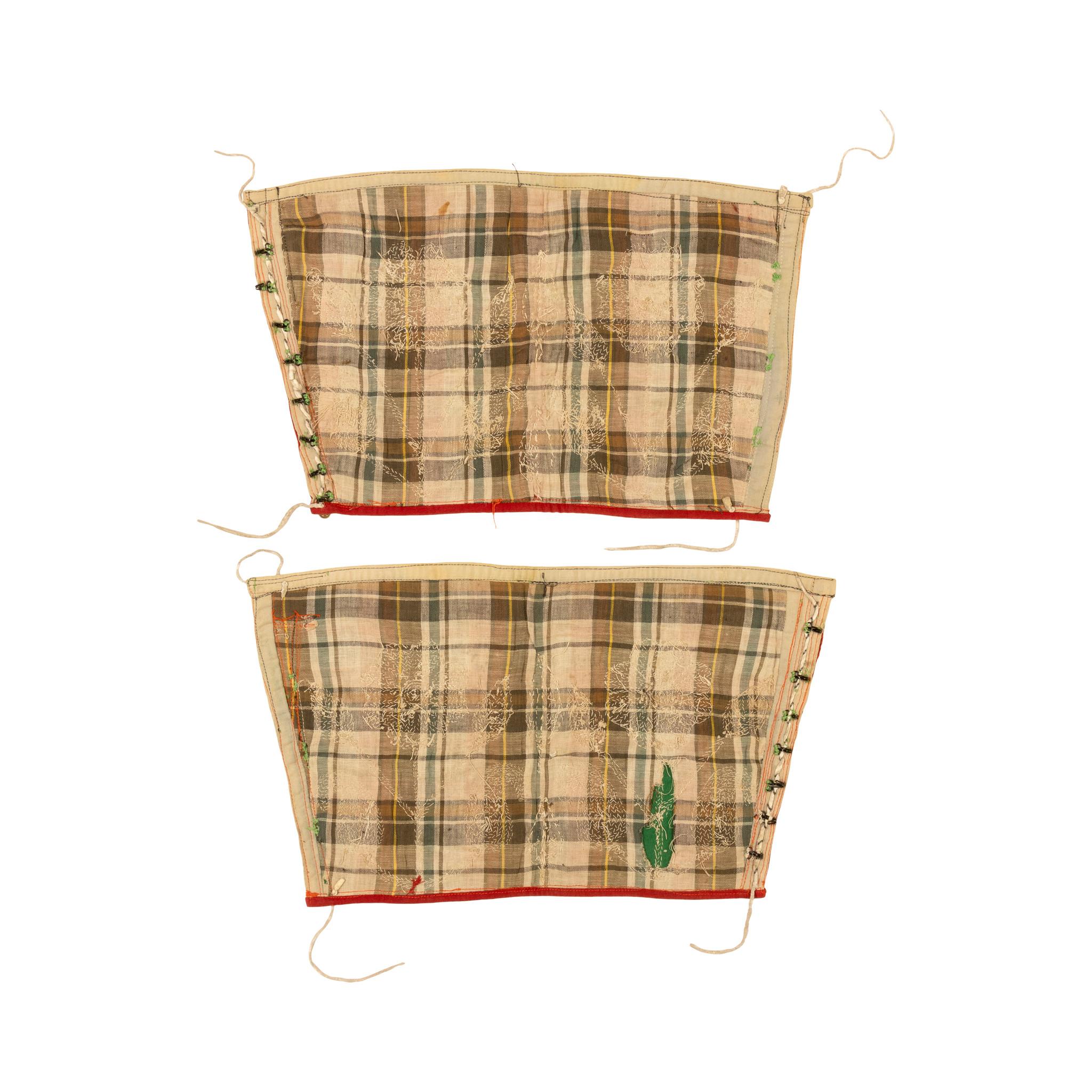 Polsini con perline dei nativi americani Plateau Indians. Con bellissime perline floreali su tela commerciale verde con chiodini in ottone e bordo rosso. Le perline floreali hanno i colori del rosso, del rosa, del bianco e dell'arancione. Circa