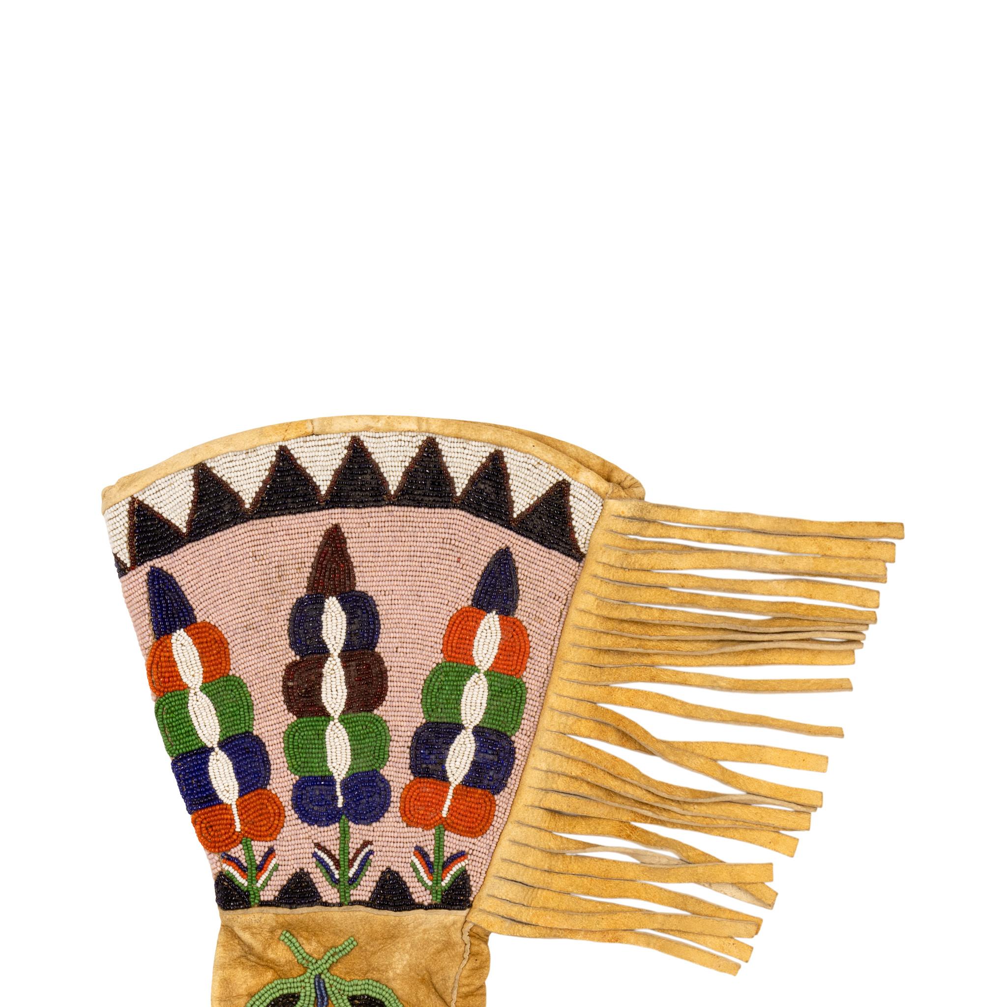 Guanteletes de cuentas florales de la Meseta de los Nativos Americanos. El diseño es atrevido y brillante, con colores de flores verdes, azules y rojas en un gran panel rosa de cuentas de 7 1/2