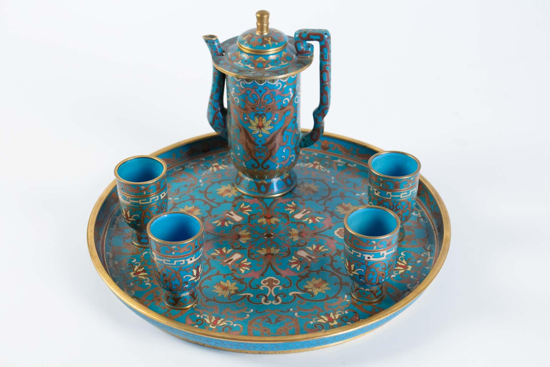 Plateau, China, antiquity, decorated enamel cloisonné with its ewer and four glasses for rice alcohol or precious tea, 1930, object art.
Measures: H 15cm, D 28cm.
 