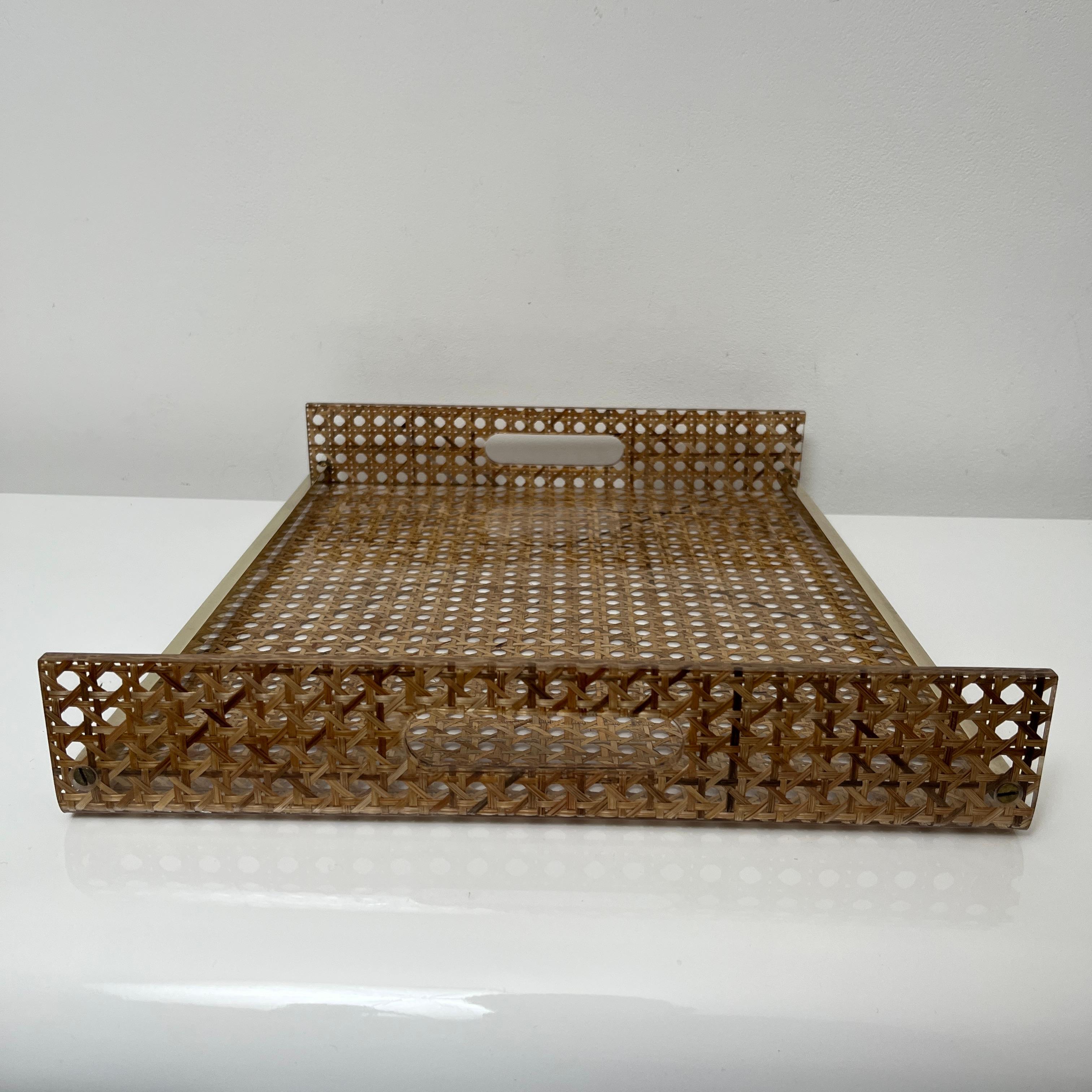Plateau de service en lucite, cannage, laiton style de Christian Dior & G Crespi For Sale 2