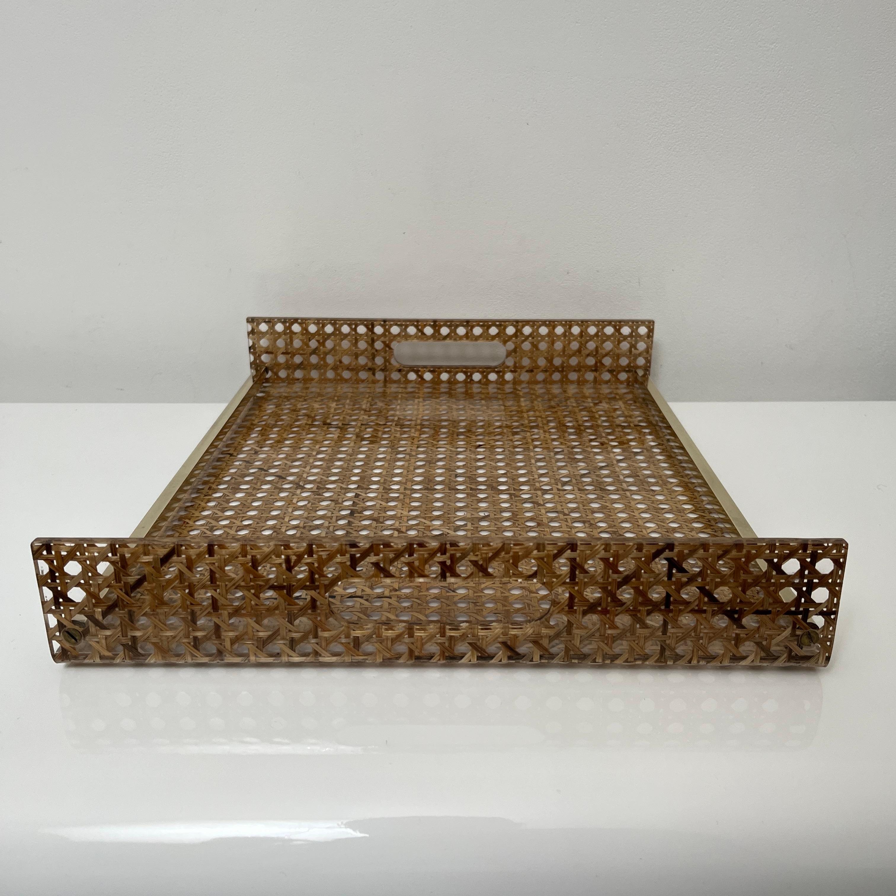 Plateau de service en lucite, cannage, laiton style de Christian Dior & G Crespi For Sale 3