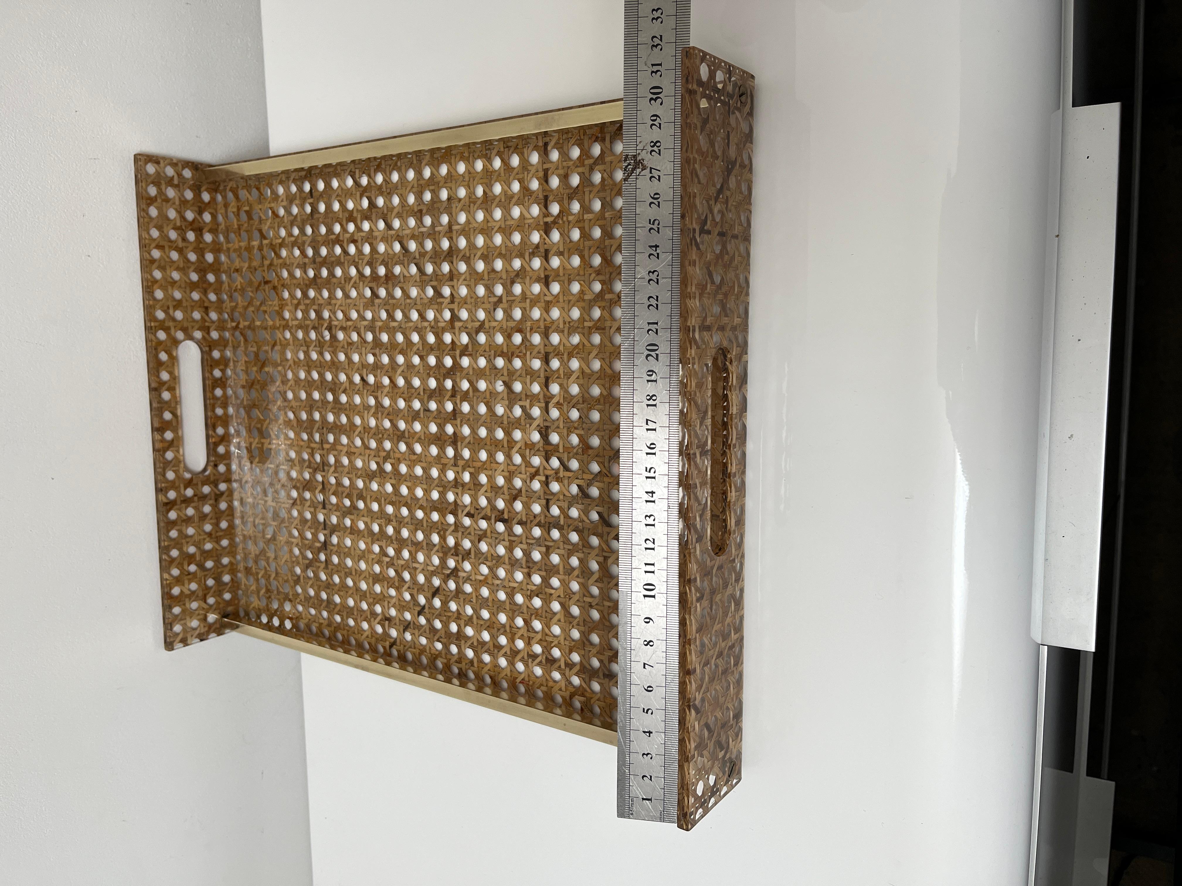 Plateau de service en lucite, cannage, laiton style de Christian Dior & G Crespi For Sale 5