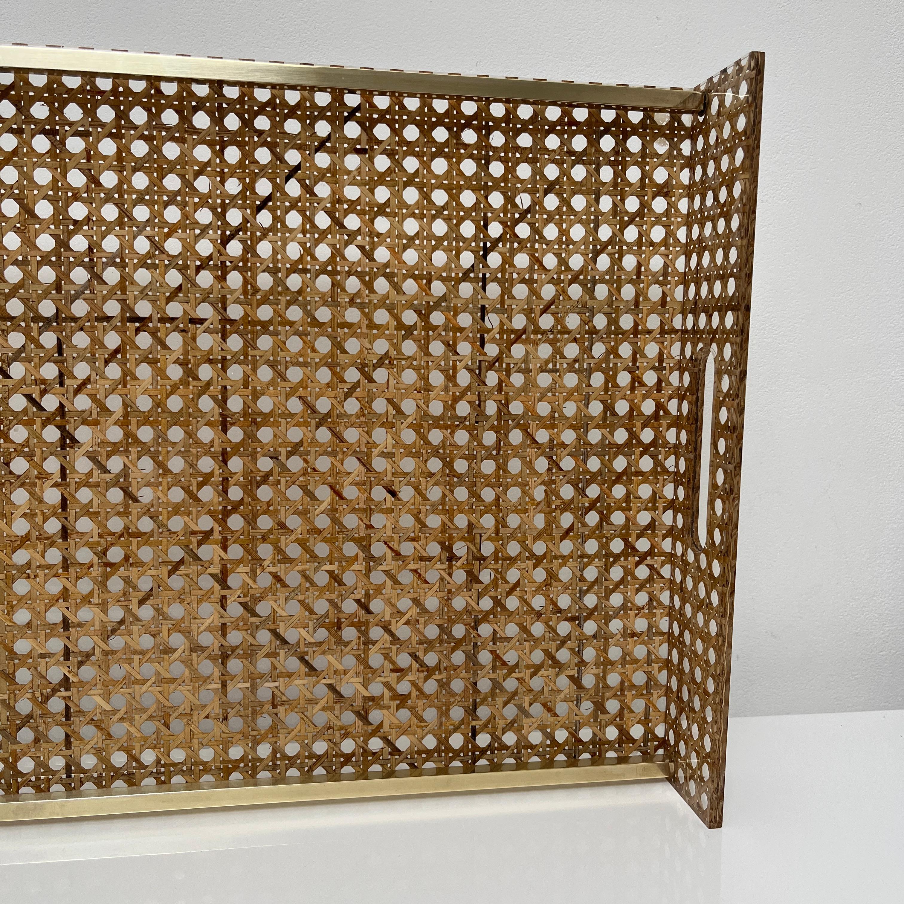 Mid-Century Modern Plateau de service en lucite, cannage, laiton style de Christian Dior & G Crespi For Sale