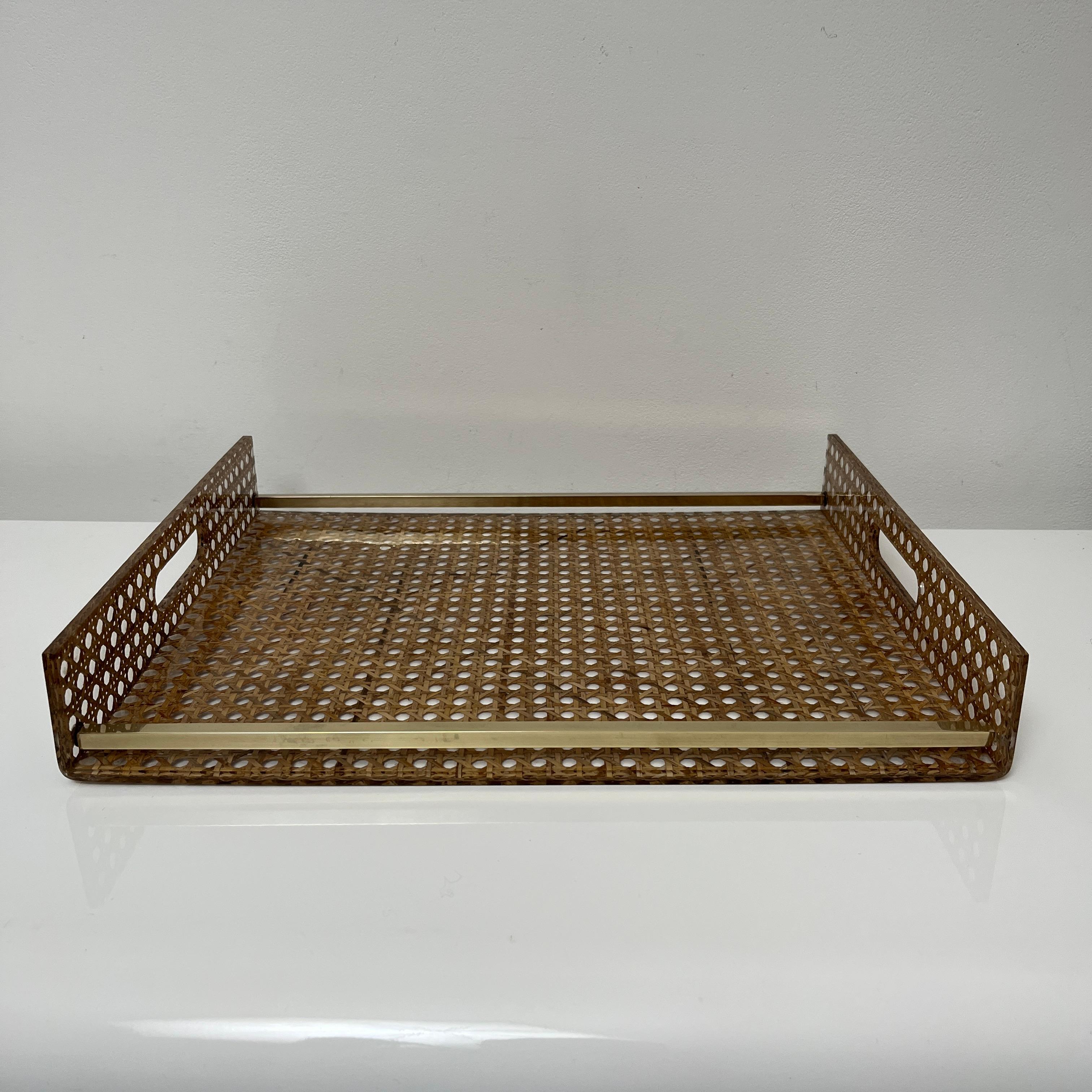 French Plateau de service en lucite, cannage, laiton style de Christian Dior & G Crespi For Sale