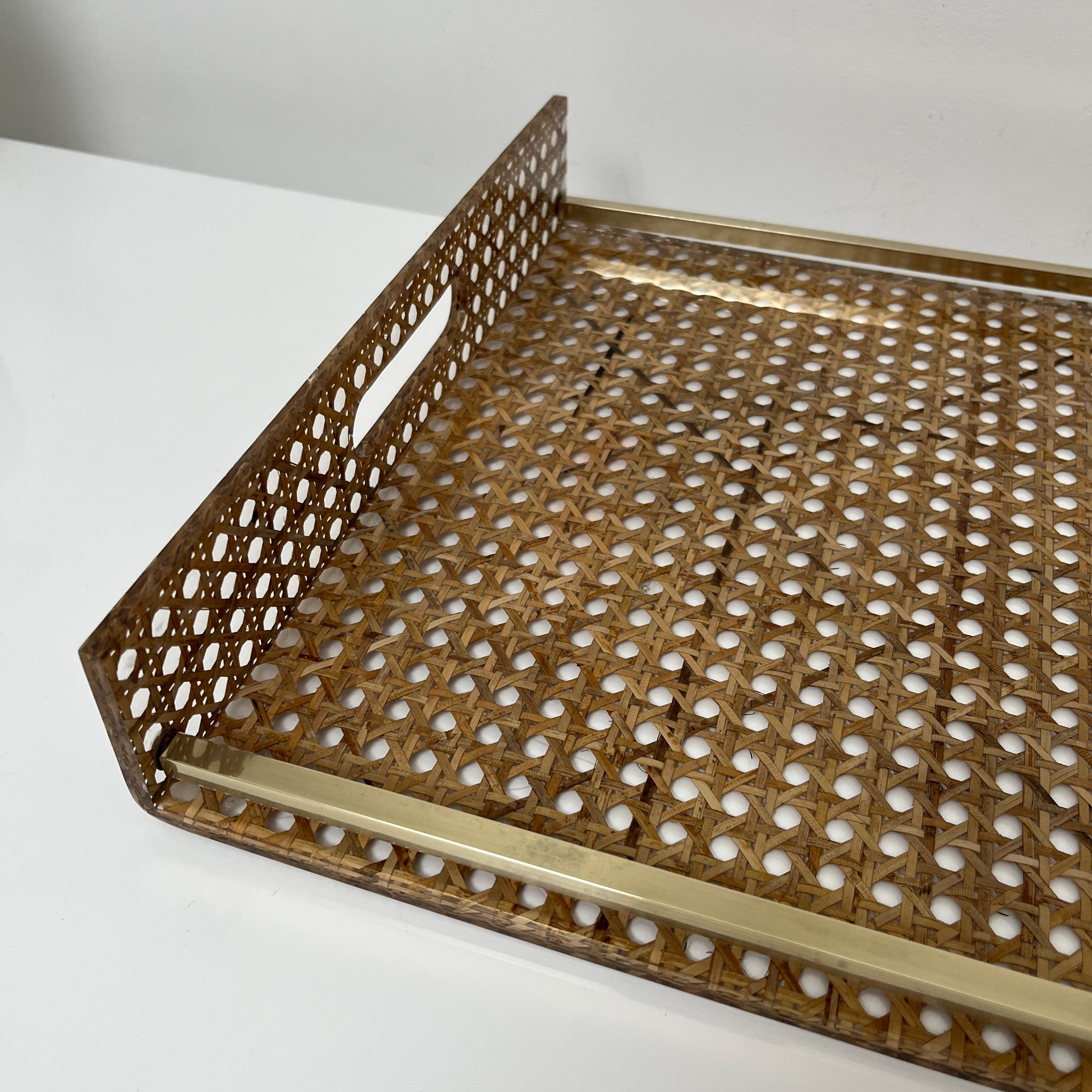 Caning Plateau de service en lucite, cannage, laiton style de Christian Dior & G Crespi For Sale