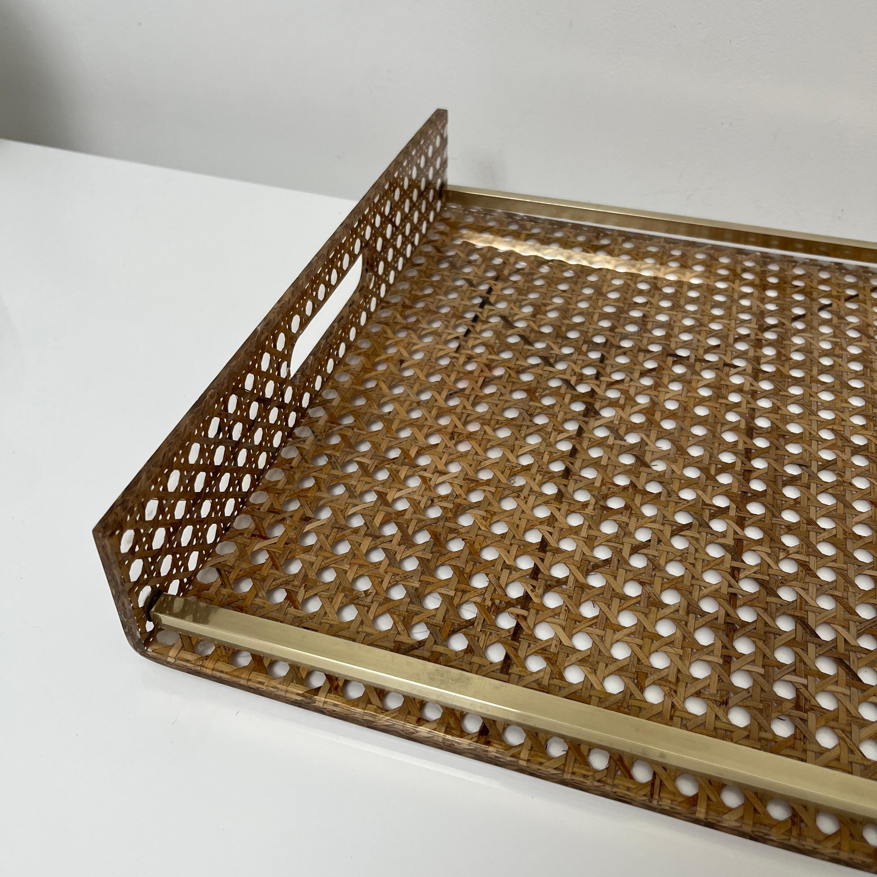Plateau de service en lucite, cannage, laiton style de Christian Dior & G Crespi In Good Condition For Sale In PONT-AUDEMER, FR