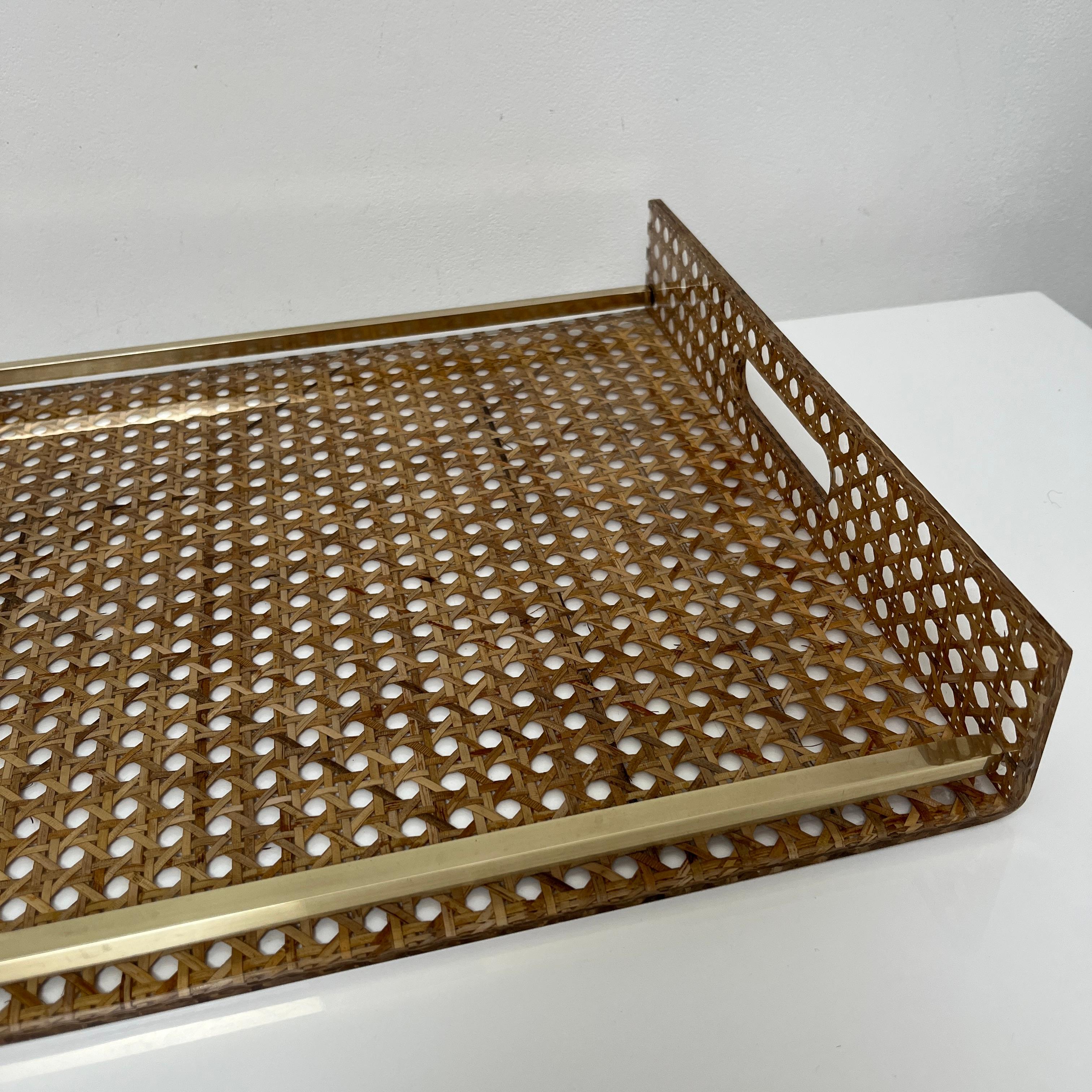Late 20th Century Plateau de service en lucite, cannage, laiton style de Christian Dior & G Crespi For Sale