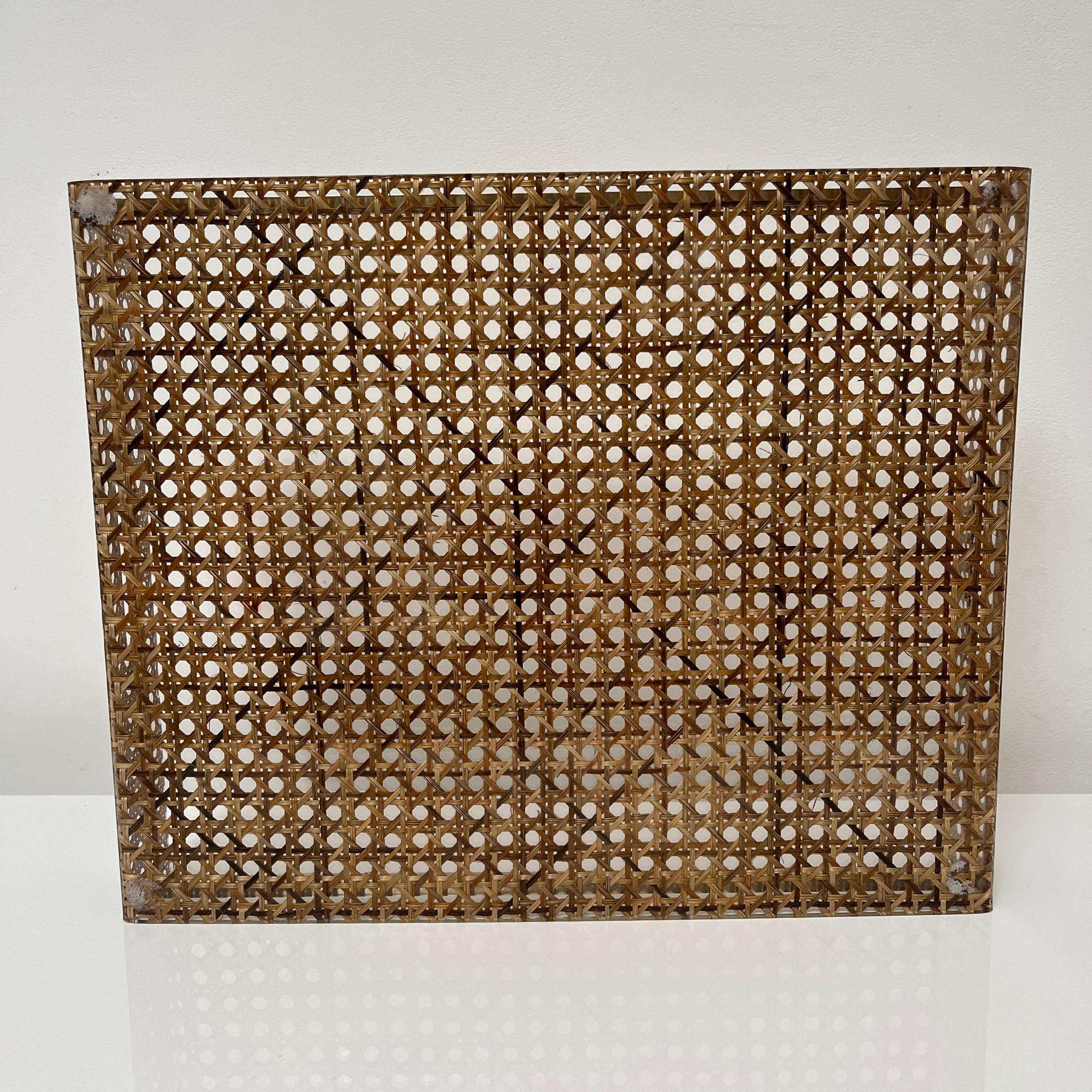 Brass Plateau de service en lucite, cannage, laiton style de Christian Dior & G Crespi For Sale