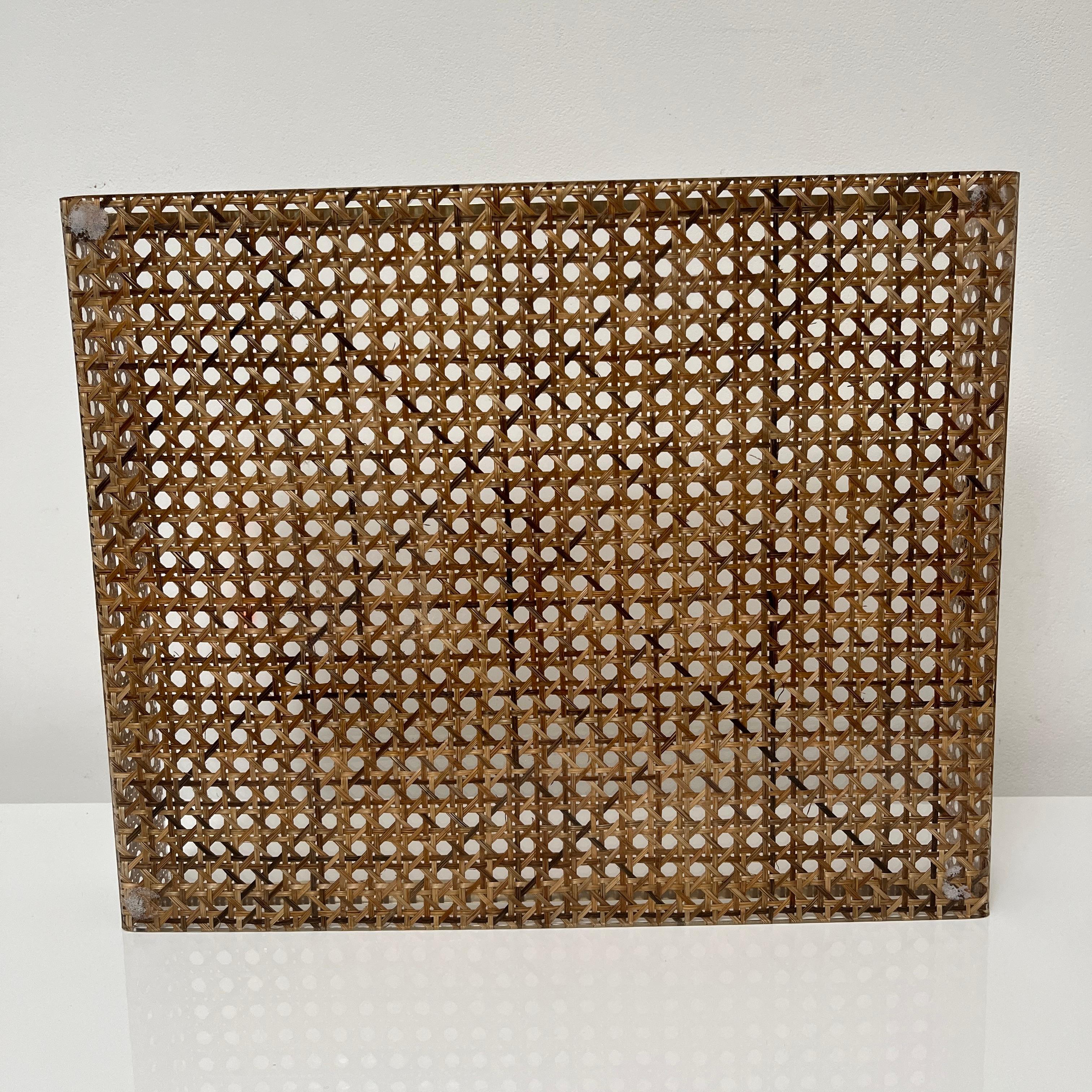 Plateau de service en lucite, cannage, laiton style de Christian Dior & G Crespi For Sale 1