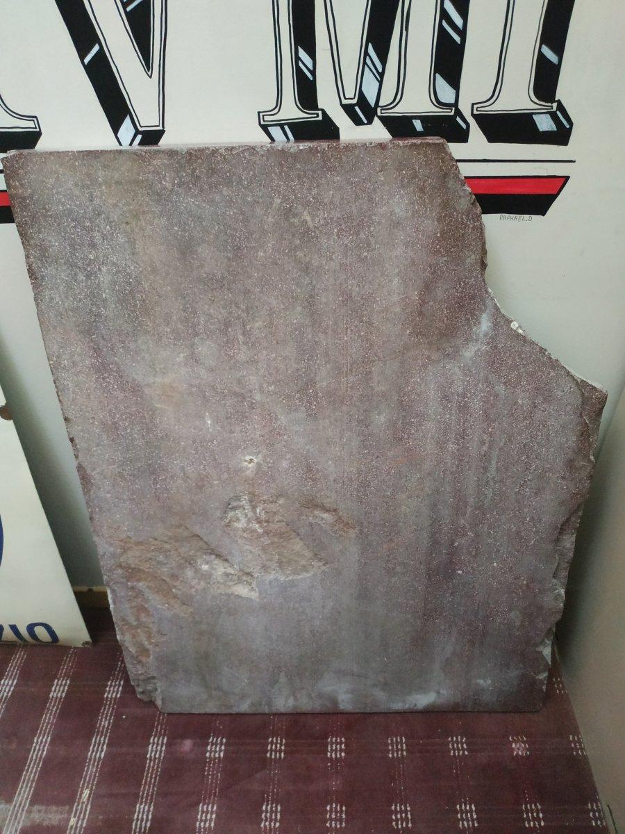Rectangular solid porphyry tray, broken angle, 68kg.
Porphyry is a purple stone with white flecks, renowned for its great hardness. It has been used in sculpture and architecture since Antiquity, in particular to make columns, pavements and coloured