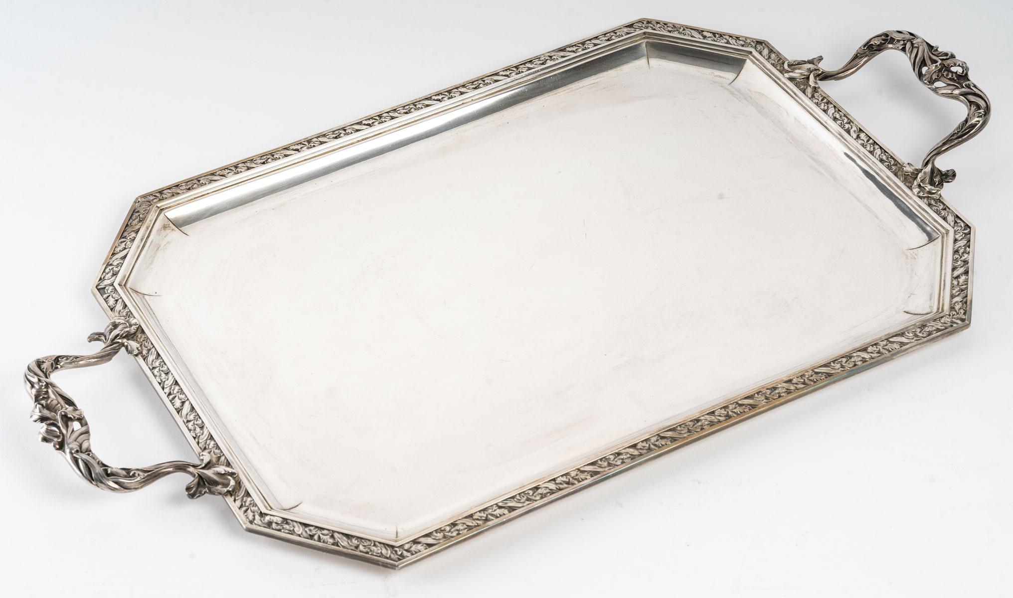Solid silver tray
Hallmark-Minerva
Goldsmith hallmark: Puiforcat
Art Nouveau era
Around: 1905
Weight: 2,590 kg
Dimension at handles: 65 cm
Dimension Without: 58 cm
Width: 38 cm


Tray decorated with an iris frieze that surrounds the plain tray, as