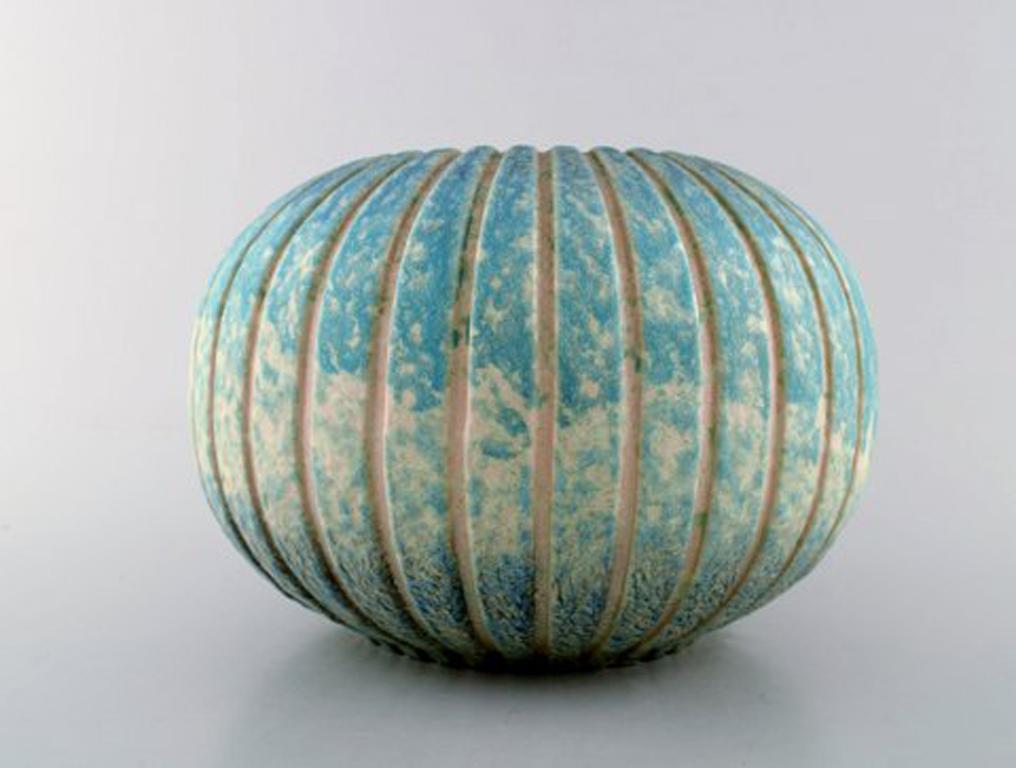 Plateelbakkerij Zuid-Holland (Plazuid, PZH). Oval Art Deco vase with grooved design. Beautiful turquoise glaze. The Netherlands, 1940s.
In very good condition.
Stamped.
Measures: 34 x 15 cm.