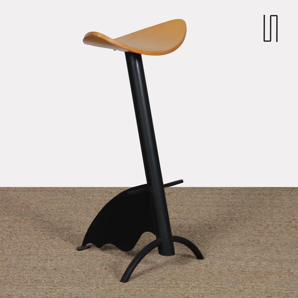 This bar stool was designed by Maurizio Peregalli for Zeus in the 1980s. The structure is in metal and the seat in wood. It is in good vintage condition.