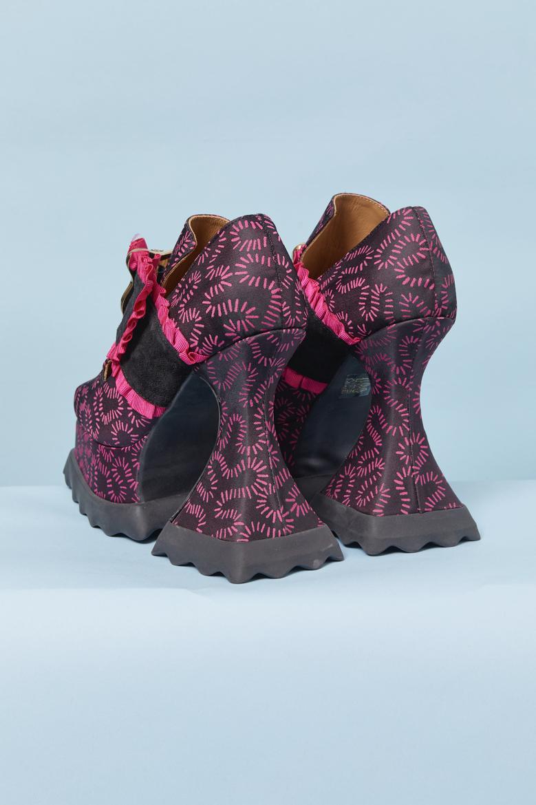 Donna Plateforme shoes with buckle and ruffles Zandra Rhodes & John Fluevog in vendita