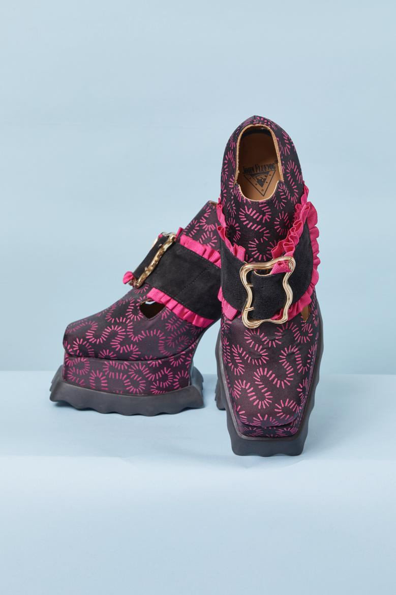 Plateforme shoes with buckle and ruffles Zandra Rhodes & John Fluevog in vendita 1