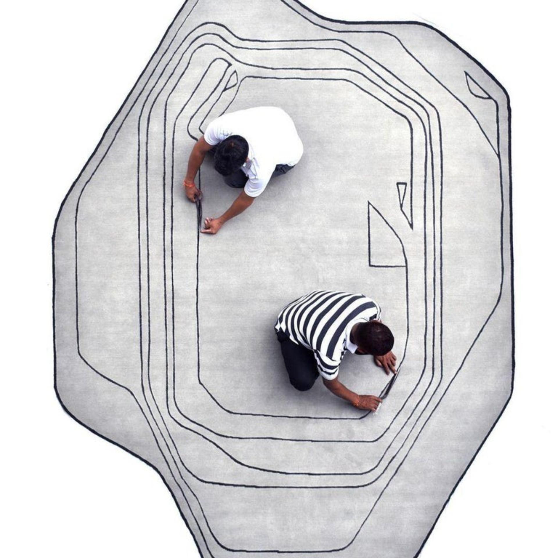 Petit tapis Platelets d'Art & Loom
Dimensions : D 243,4 x H 304,8 cm
Matériaux : Laine de Nouvelle-Zélande & soie de Chine
Qualité (nœuds par pouce) : 80
Disponible également en différentes dimensions.

Samantha Gallacher a toujours eu un sens