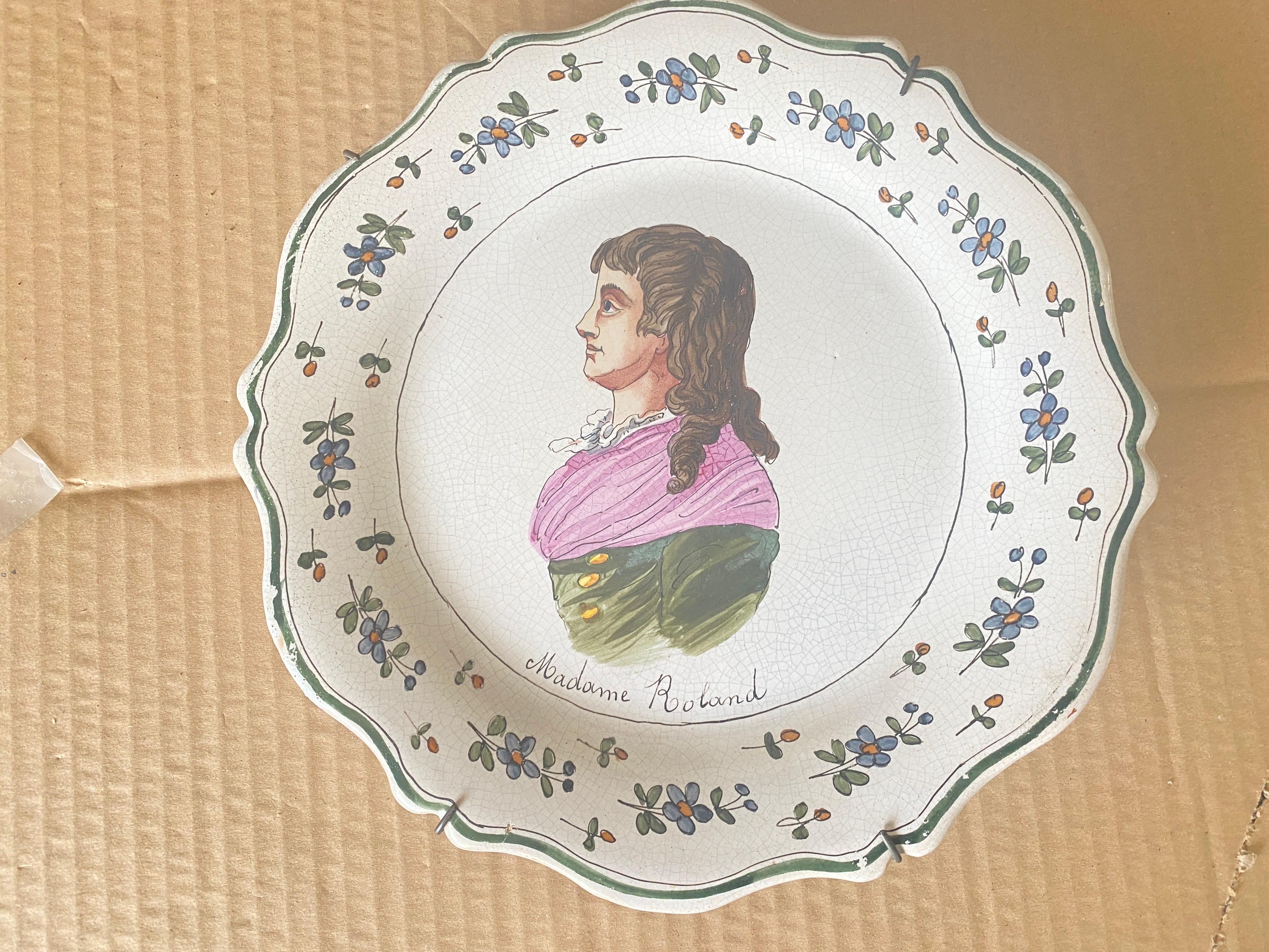 Plates in French Faïence, Pink and Green Color, 20th Century Set of 2 For Sale 4