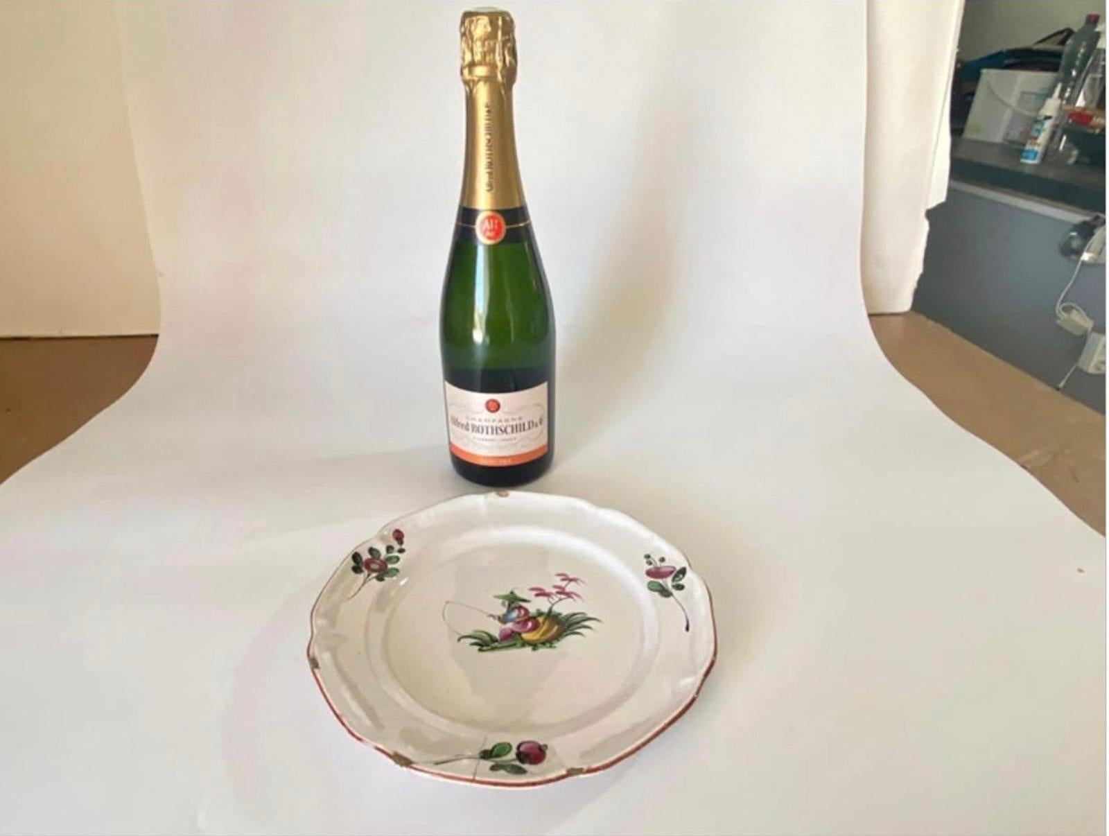 The Set of plate is in faience. It has been made in France, during the 19th century.
The pattern decor is a rooster, Fisherman, Flowers and the main colors green and red.