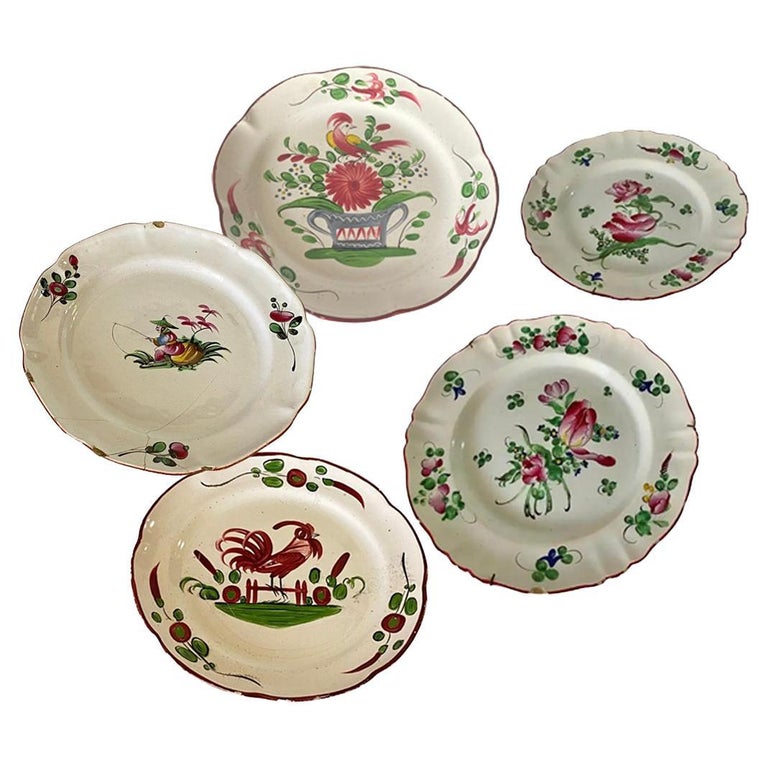 Plates in French Faïence Red and Green Colour, 19th Century Set of 5 For Sale at 1stDibs