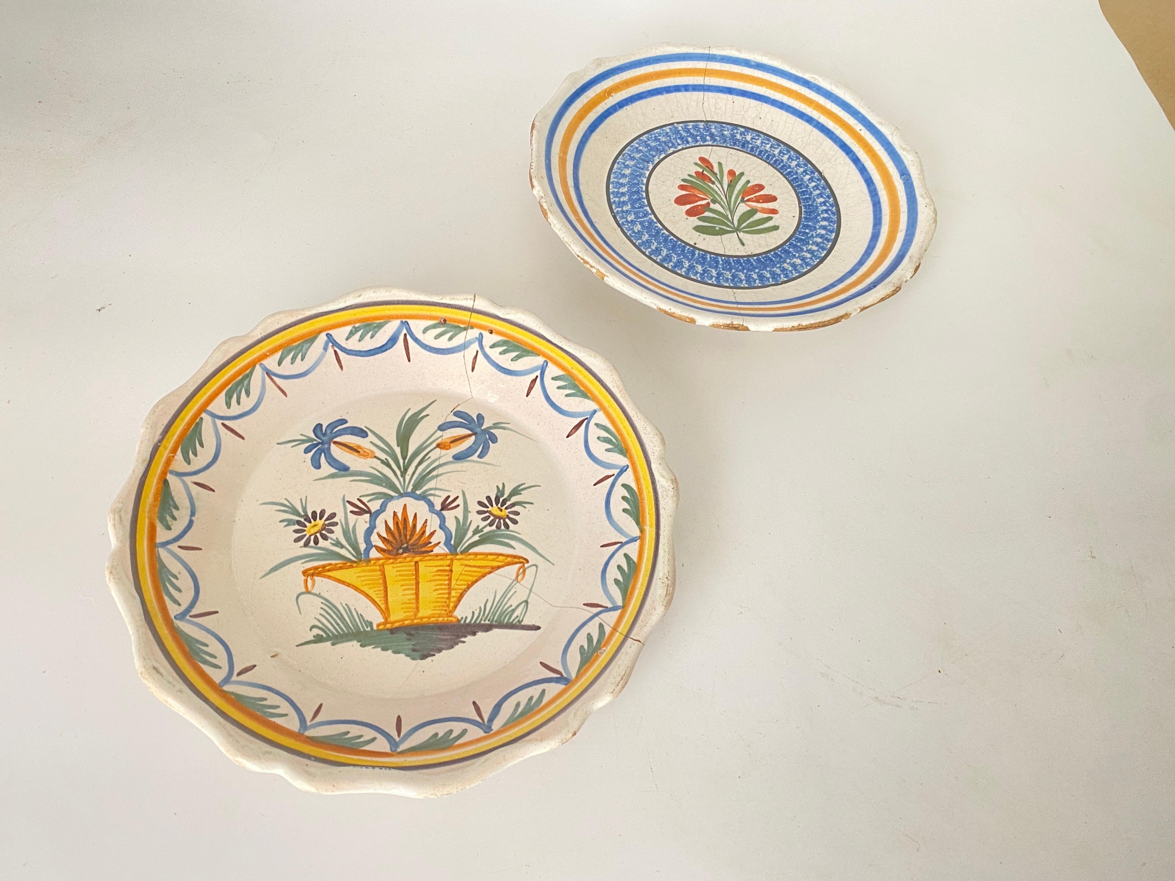 Piatti in Faïence francese a colori giallo e blu del XIX-XVIII secolo Set di 2 in vendita 6