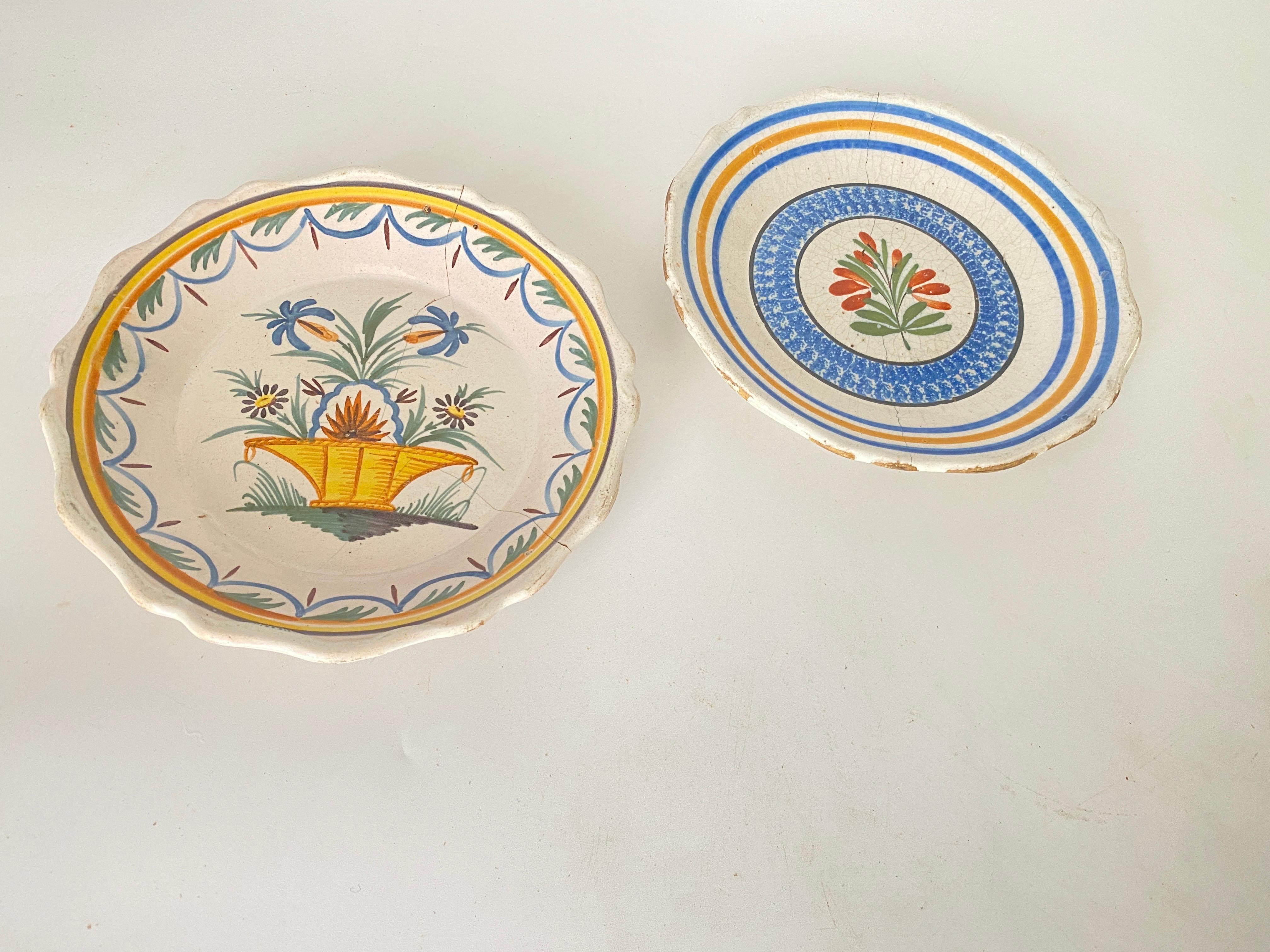 Piatti in Faïence francese a colori giallo e blu del XIX-XVIII secolo Set di 2 in vendita 7