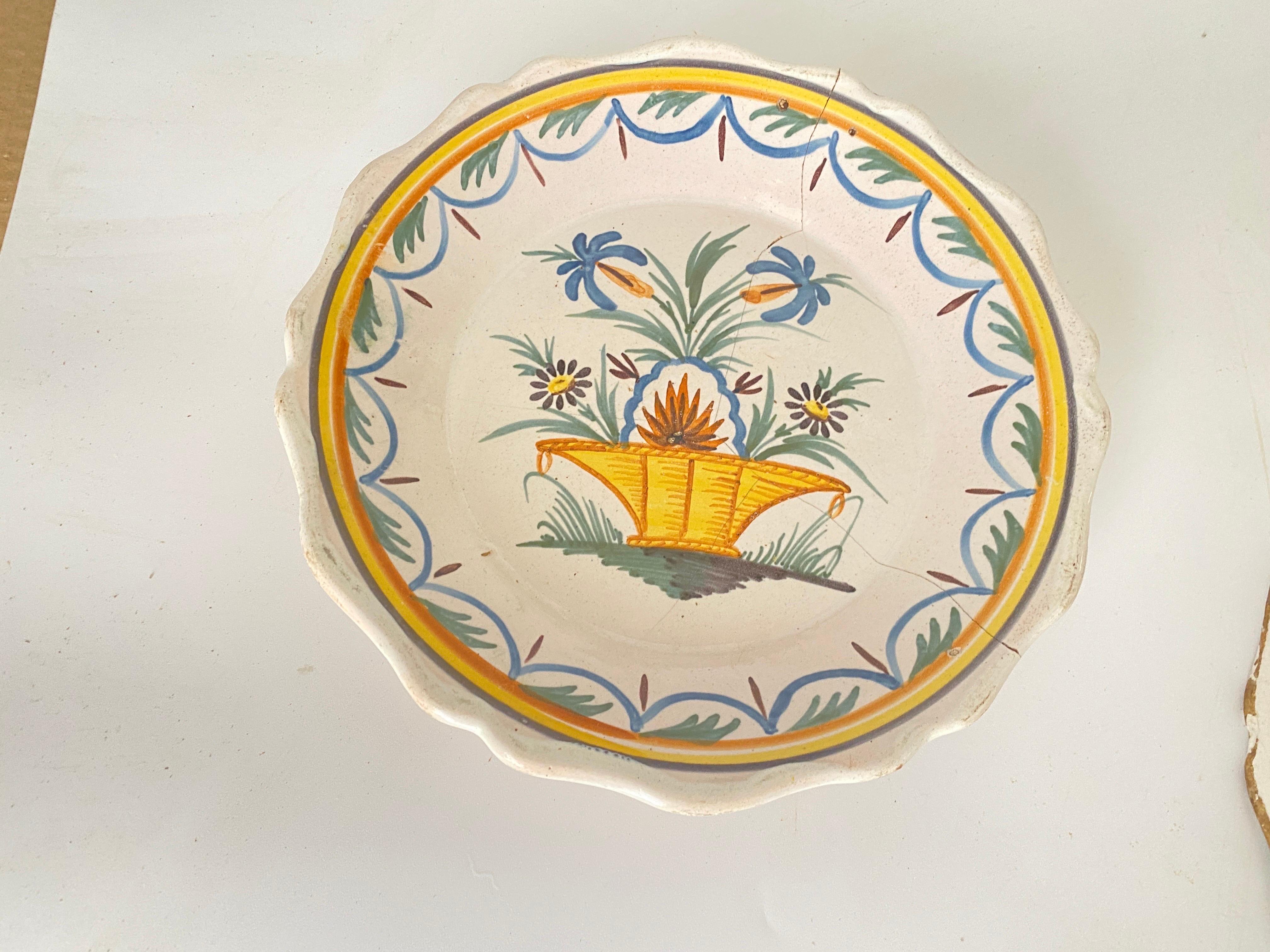 XIX secolo Piatti in Faïence francese a colori giallo e blu del XIX-XVIII secolo Set di 2 in vendita