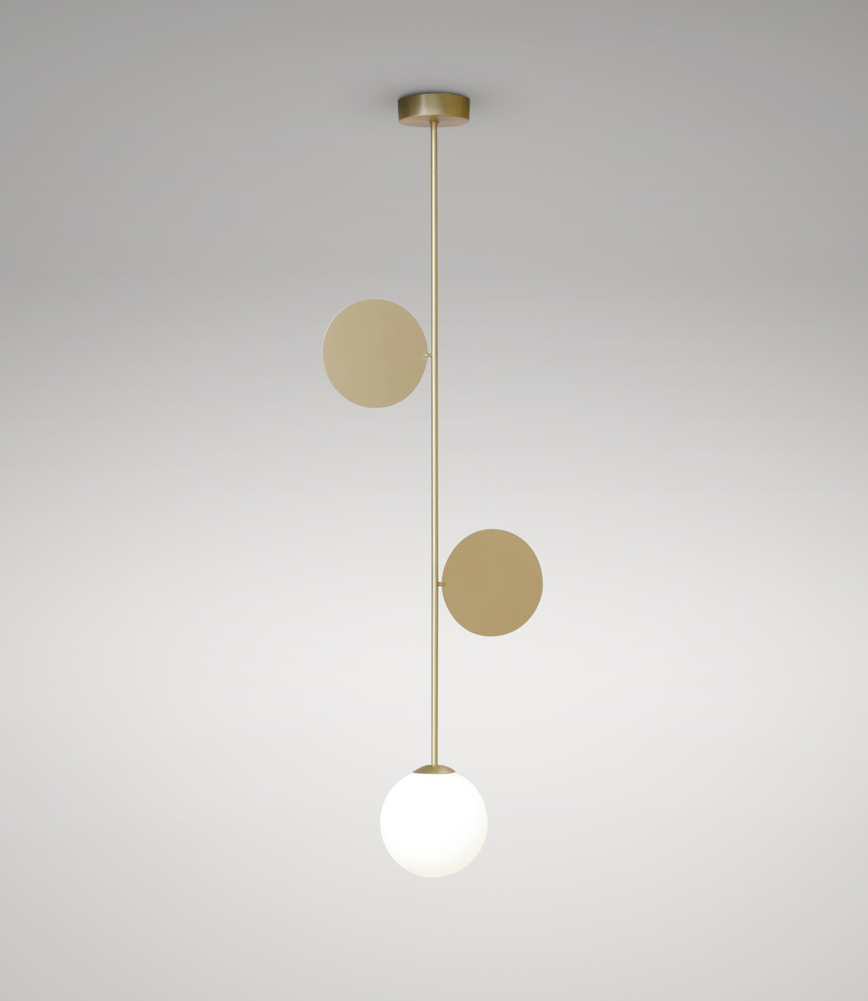 Lampada a sospensione Plates di Atelier A Light
Dimensioni: P 15 x L 30,5 x H 93 cm.
Materiali: Ottone spazzolato, vetro bianco.

Disponibile nelle versioni nera, bianca o in ottone.

Tutte le nostre lampade possono essere cablate a seconda del