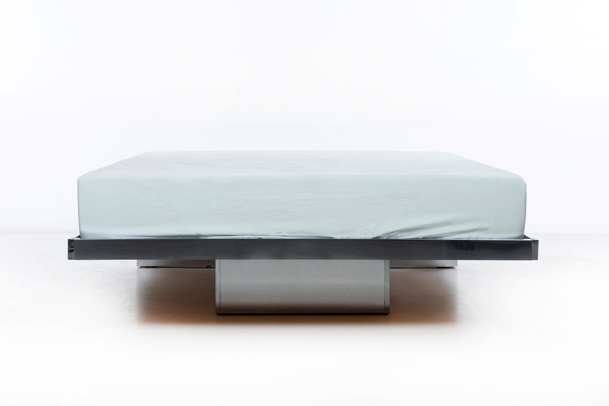 Ello Minimalist design Queen-size platform bed;
Features lighted underside for enhanced ambiance, chrome plated steel finished.
Measures: 14.25