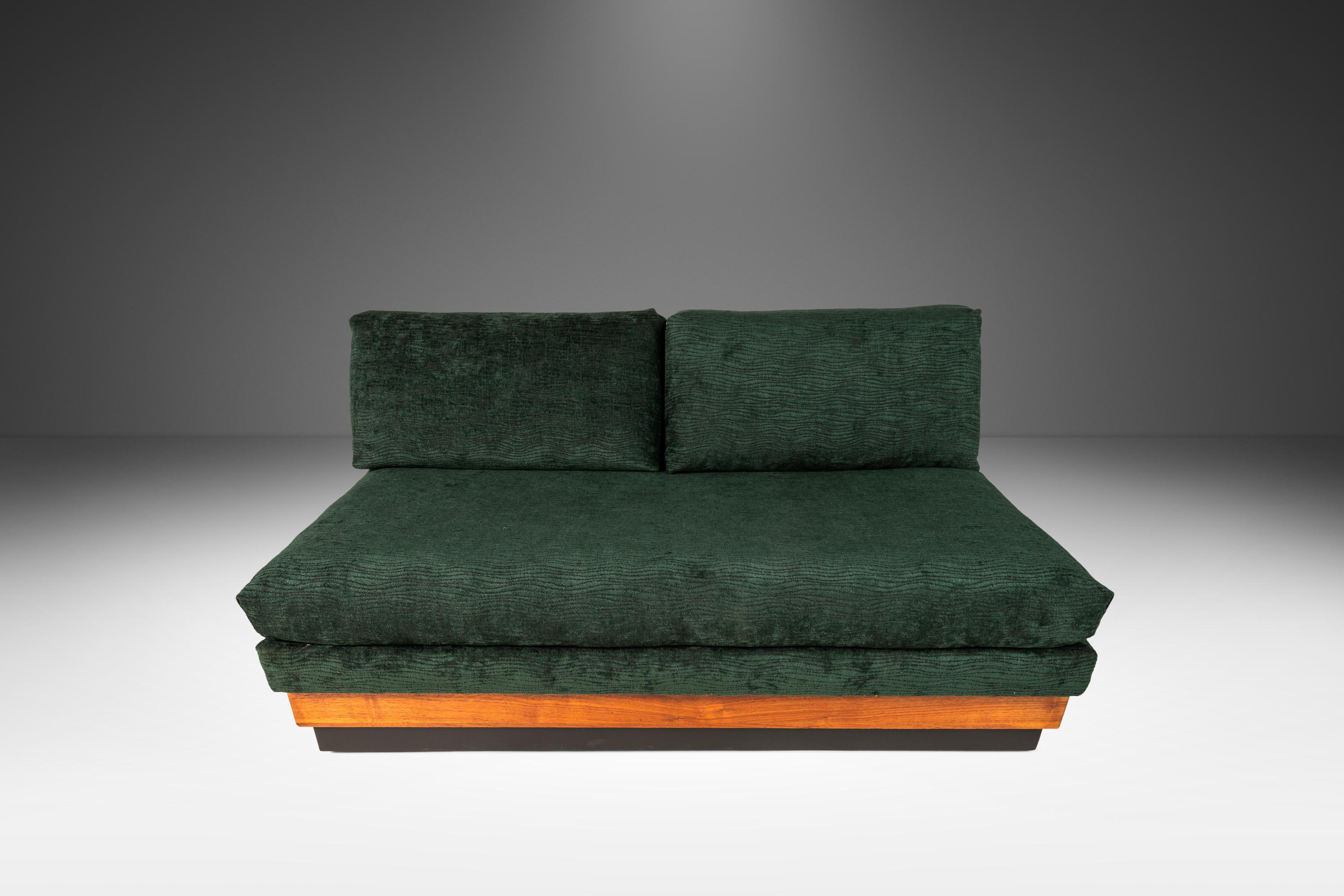 Plateau Loveseat-Sofa aus Nussbaumholz von Adrian Pearsall für Craft Associates, 1960er Jahre im Angebot 4