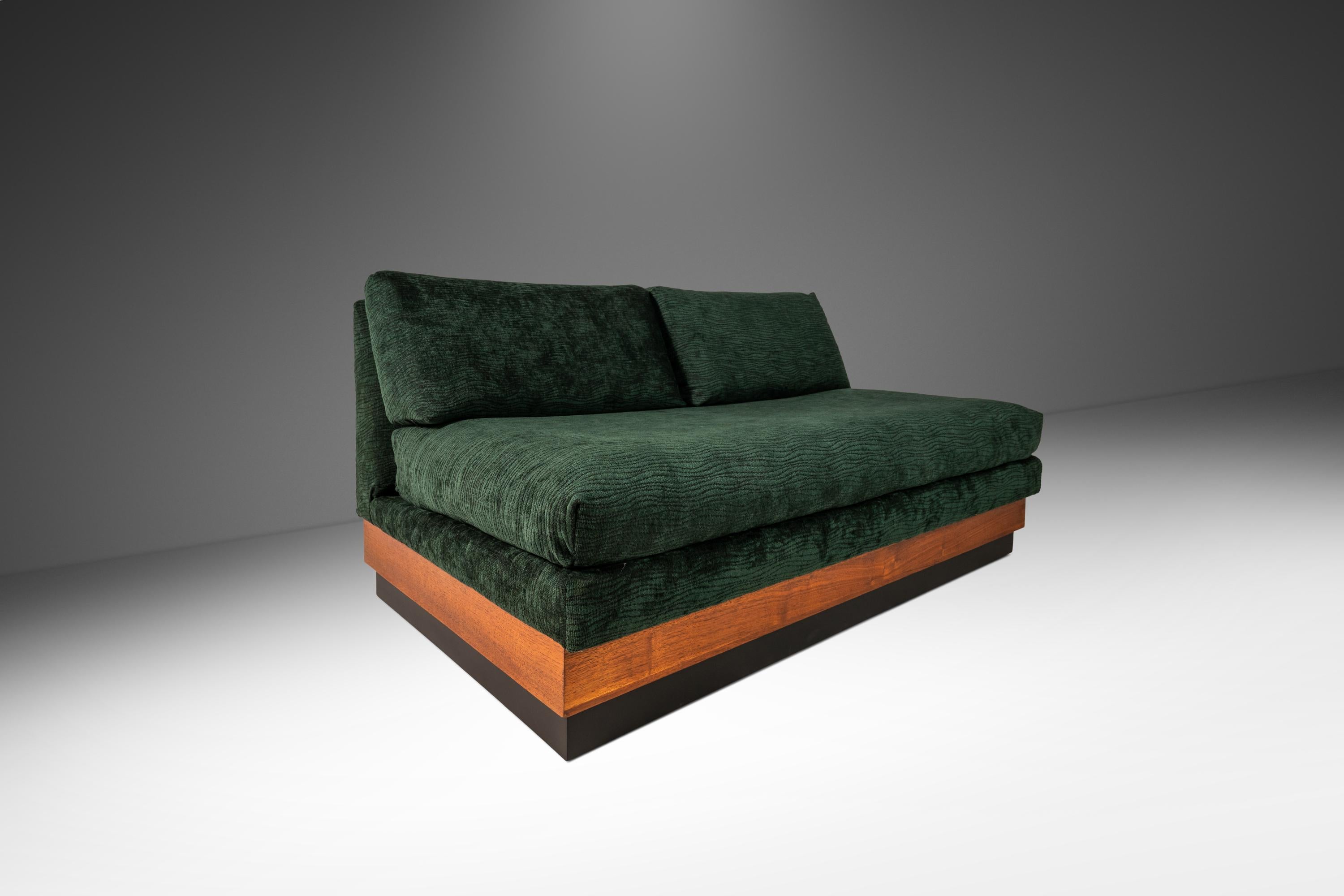 Plateau Loveseat-Sofa aus Nussbaumholz von Adrian Pearsall für Craft Associates, 1960er Jahre im Angebot 5