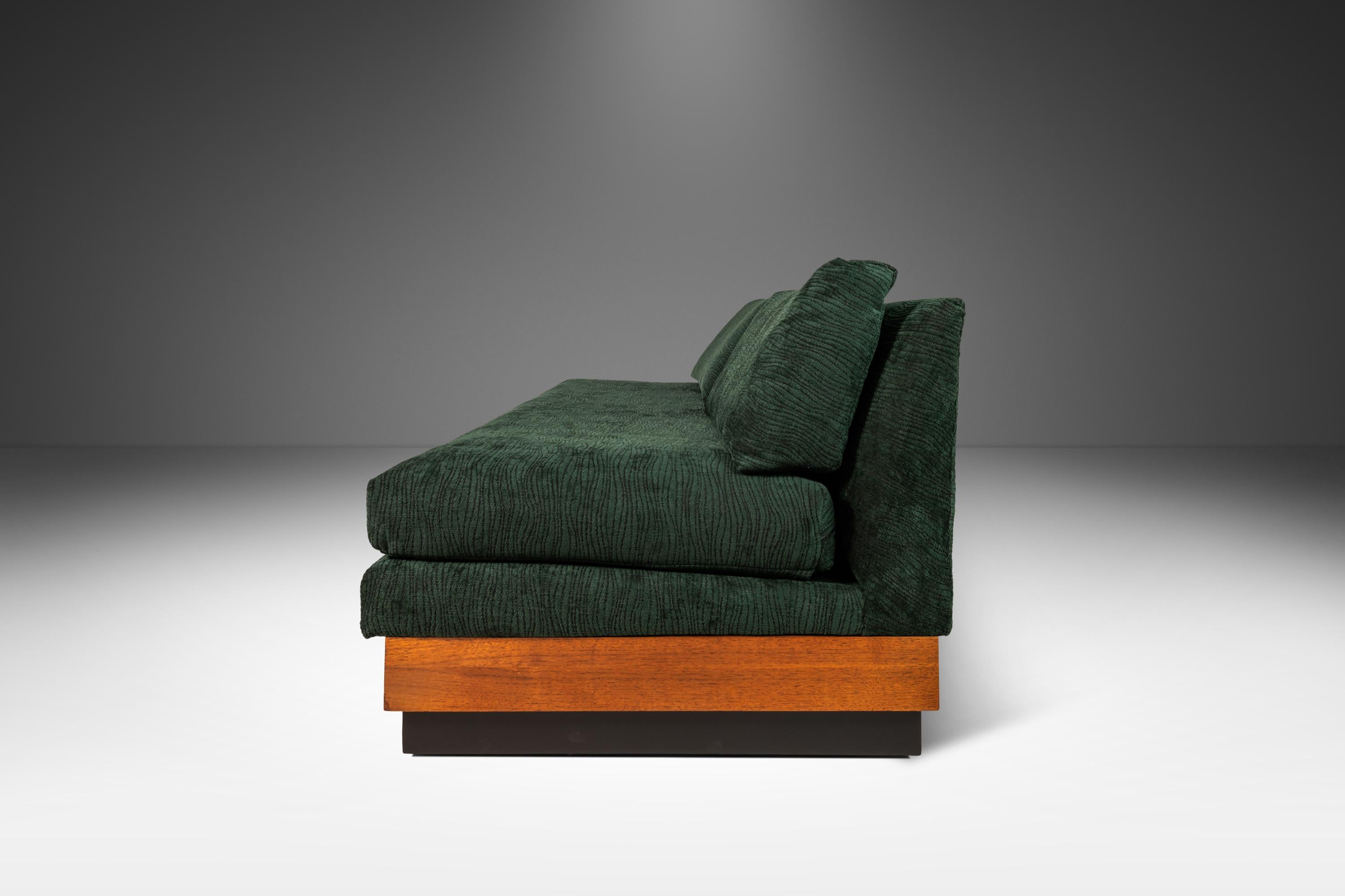 Plateau Loveseat-Sofa aus Nussbaumholz von Adrian Pearsall für Craft Associates, 1960er Jahre im Angebot 7