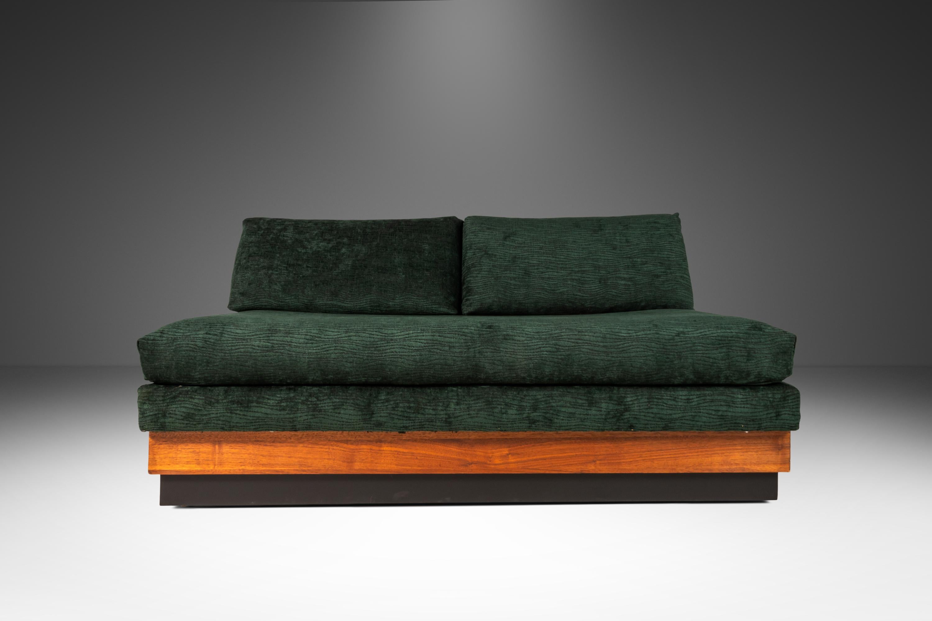 Conçue par l'incomparable Adrian Pearsall, cette emblématique causeuse sofa 