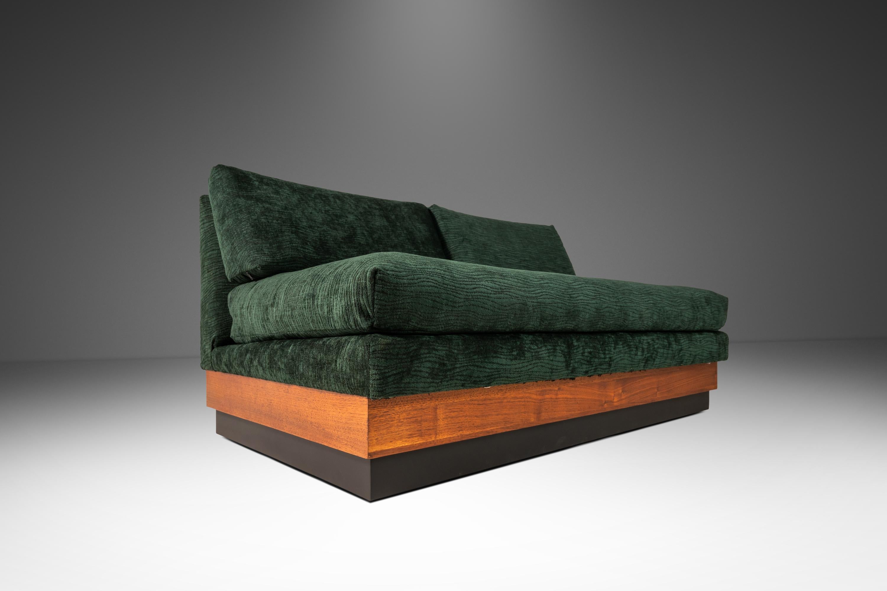 Plateau Loveseat-Sofa aus Nussbaumholz von Adrian Pearsall für Craft Associates, 1960er Jahre (Moderne der Mitte des Jahrhunderts) im Angebot