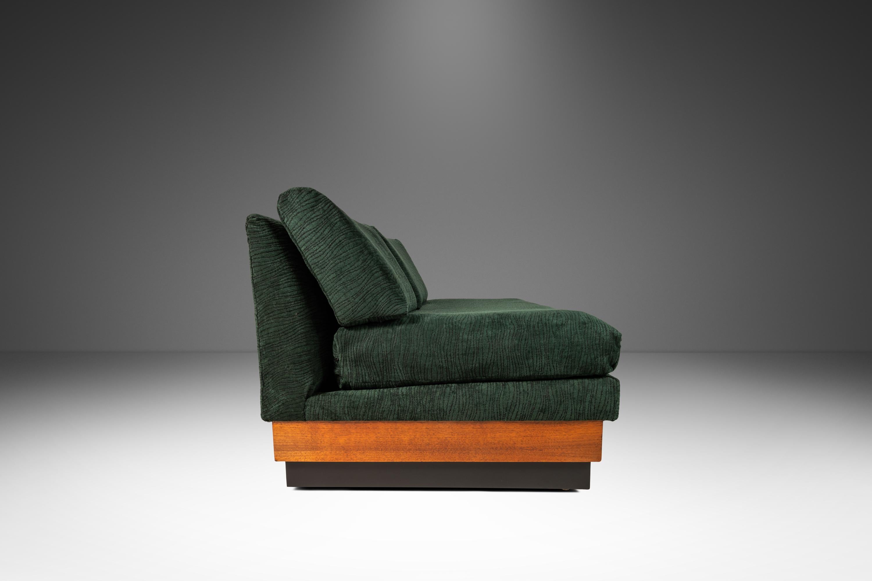 Plateau Loveseat-Sofa aus Nussbaumholz von Adrian Pearsall für Craft Associates, 1960er Jahre (amerikanisch) im Angebot