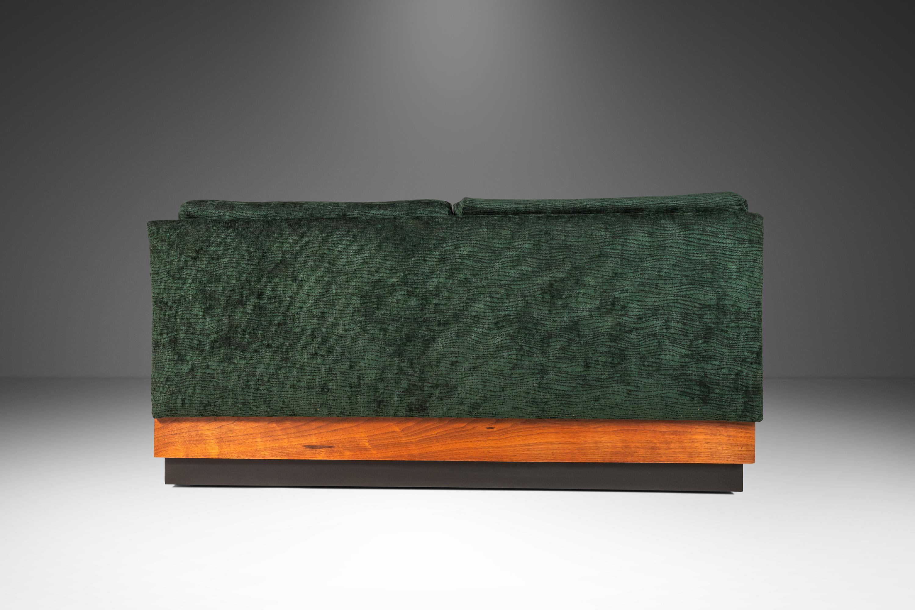 Plateau Loveseat-Sofa aus Nussbaumholz von Adrian Pearsall für Craft Associates, 1960er Jahre (Mitte des 20. Jahrhunderts) im Angebot