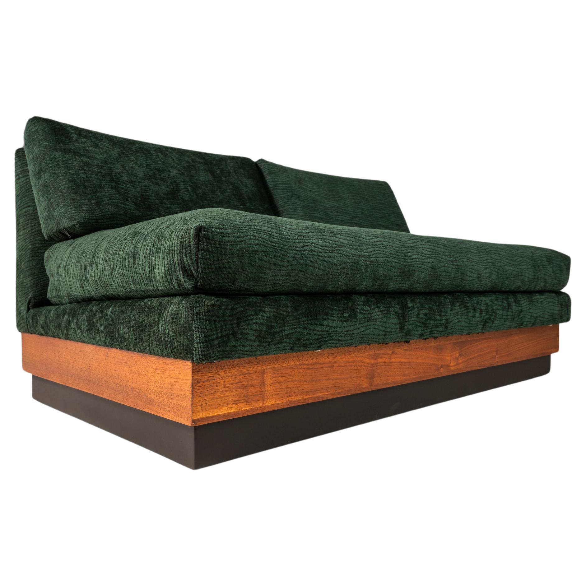Plateau Loveseat-Sofa aus Nussbaumholz von Adrian Pearsall für Craft Associates, 1960er Jahre im Angebot