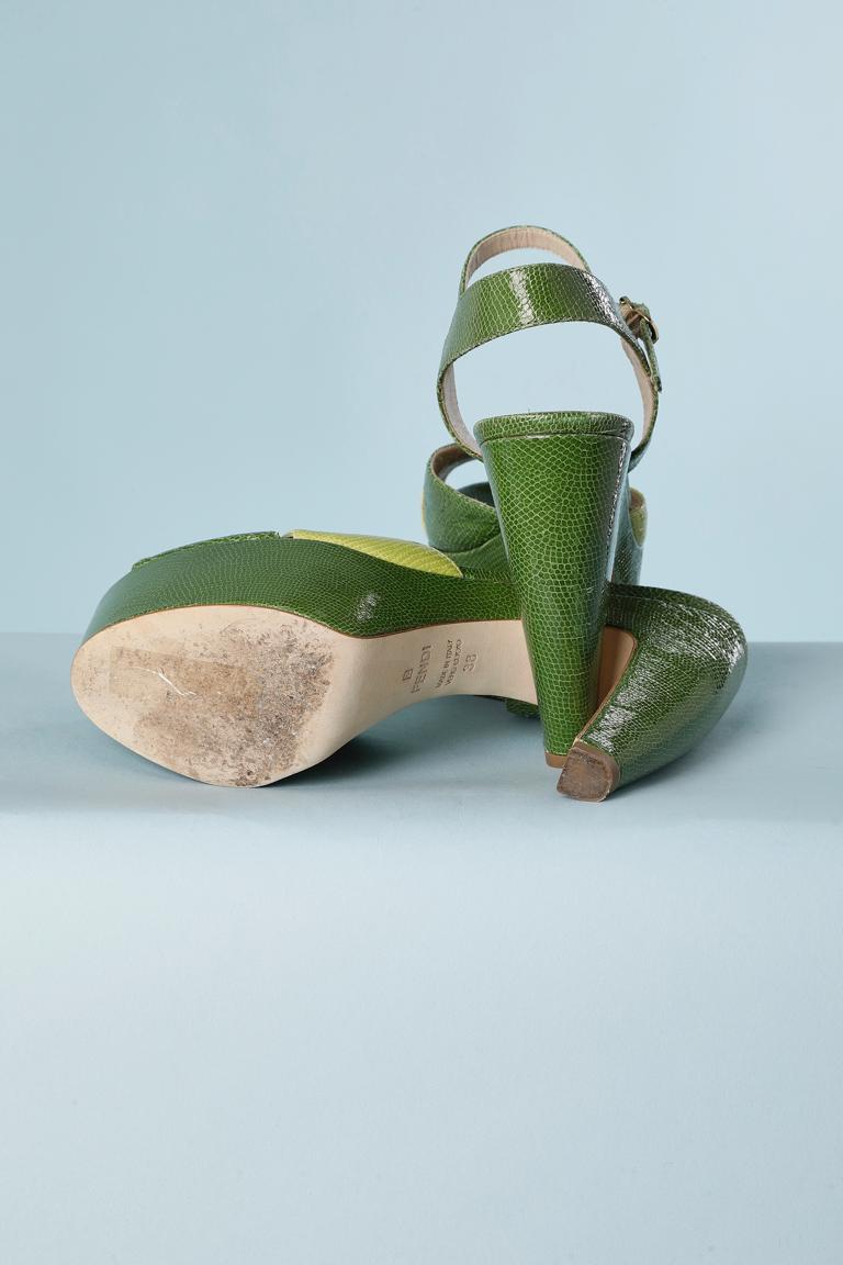 Platform sandal in bicolore green lezard. leather lining. 
Platform height: 5 cm
Heels height: 13 cm
Shoes size 38 It ( 39 fr) Gently worn.