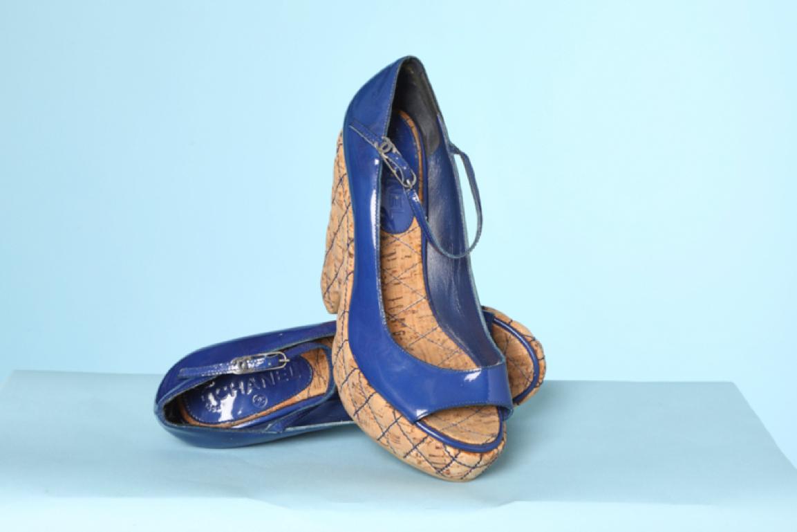 Platform sandal in cork and blue patent leather 
Details: 
- high of the heels: 11 cm
- platform : 5 cm