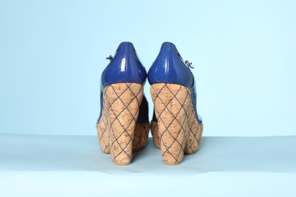Bleu Sandale à plateforme en liège et cuir verni bleu Chanel  en vente