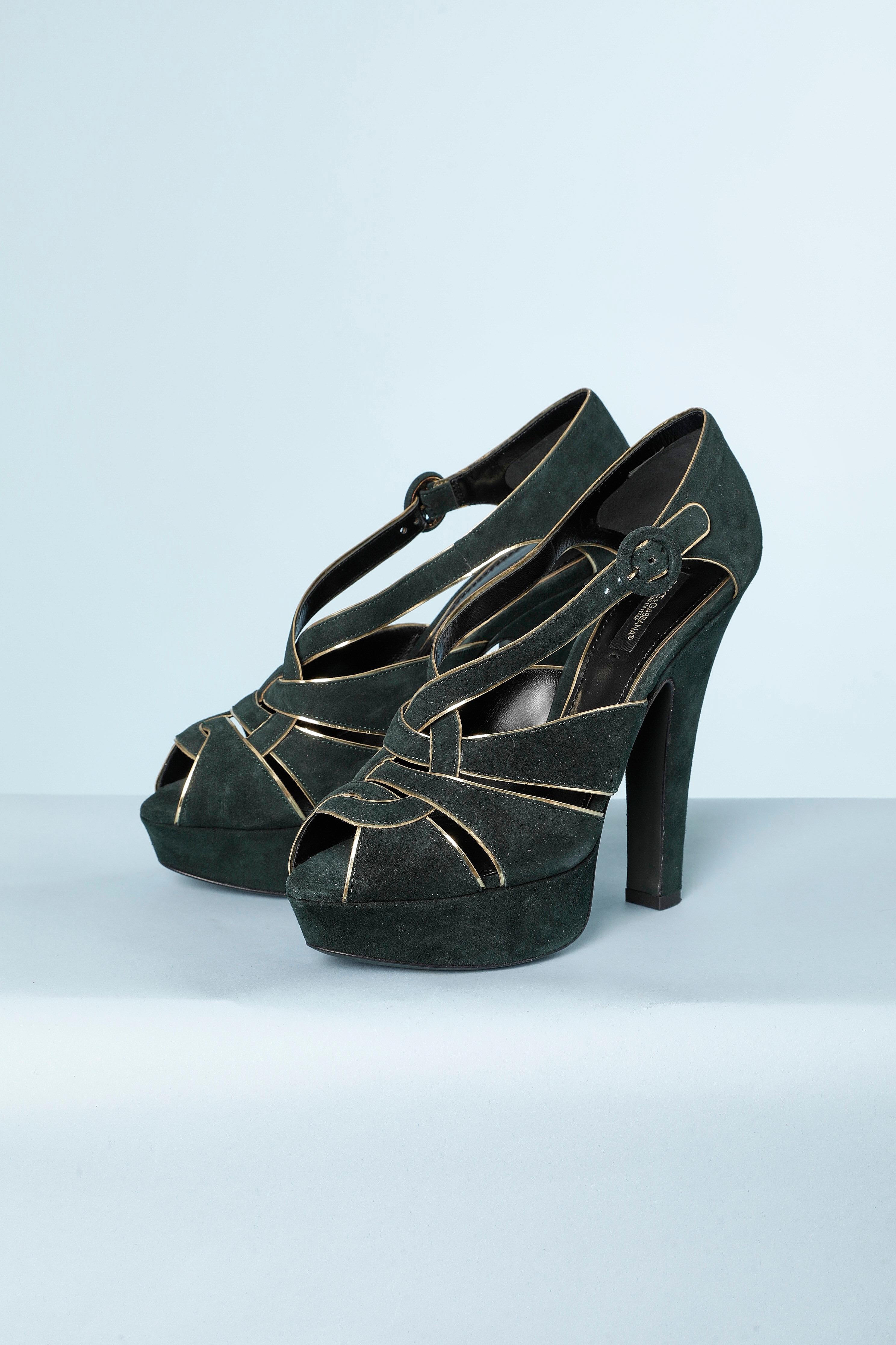 Platform sandal in green suede and gold piping.
Height of the heels= 13 cm 
Height of the platform= 3 cm
 Shoe size= 38 1/2 (Italian size) 
NEW