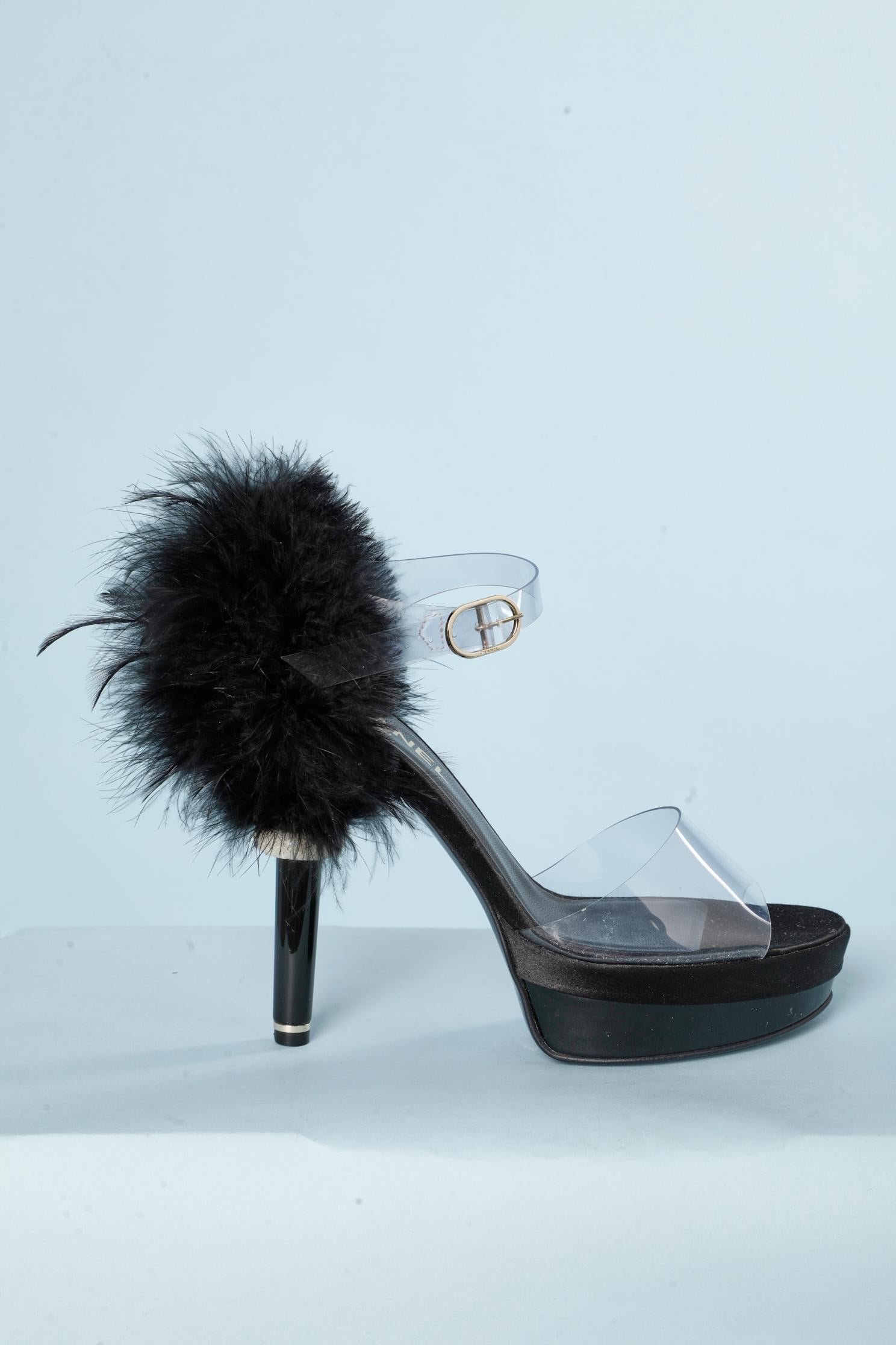 Plateausandalen aus transparentem Kunststoff und schwarzen Federn Chanel im Zustand „Gut“ im Angebot in Saint-Ouen-Sur-Seine, FR