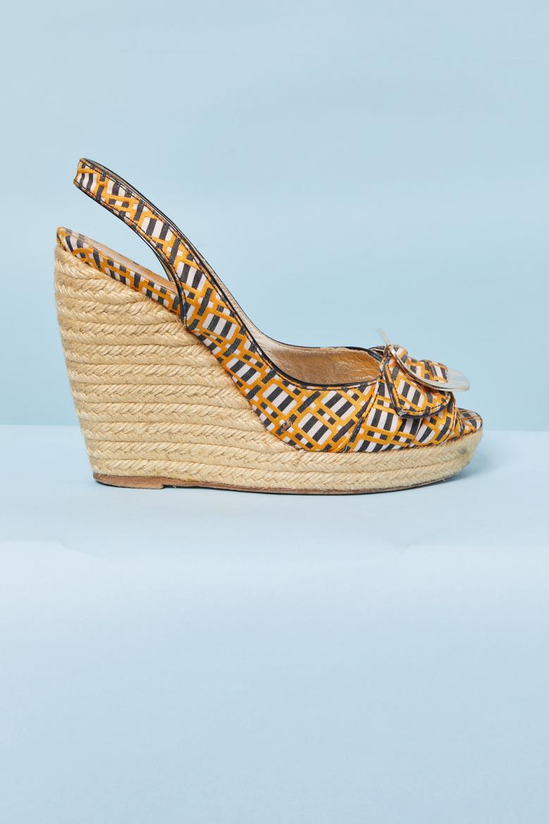 Scarpe con plateau in tessuto jacquard e corda con fibbia in metallo dorato con marchio sulla parte superiore. Fodera in pelle dorata. 
Altezza della piattaforma: 2 cm 
Altezza del tacco: 12,5 cm 
Numero di scarpe: 40 (It) 