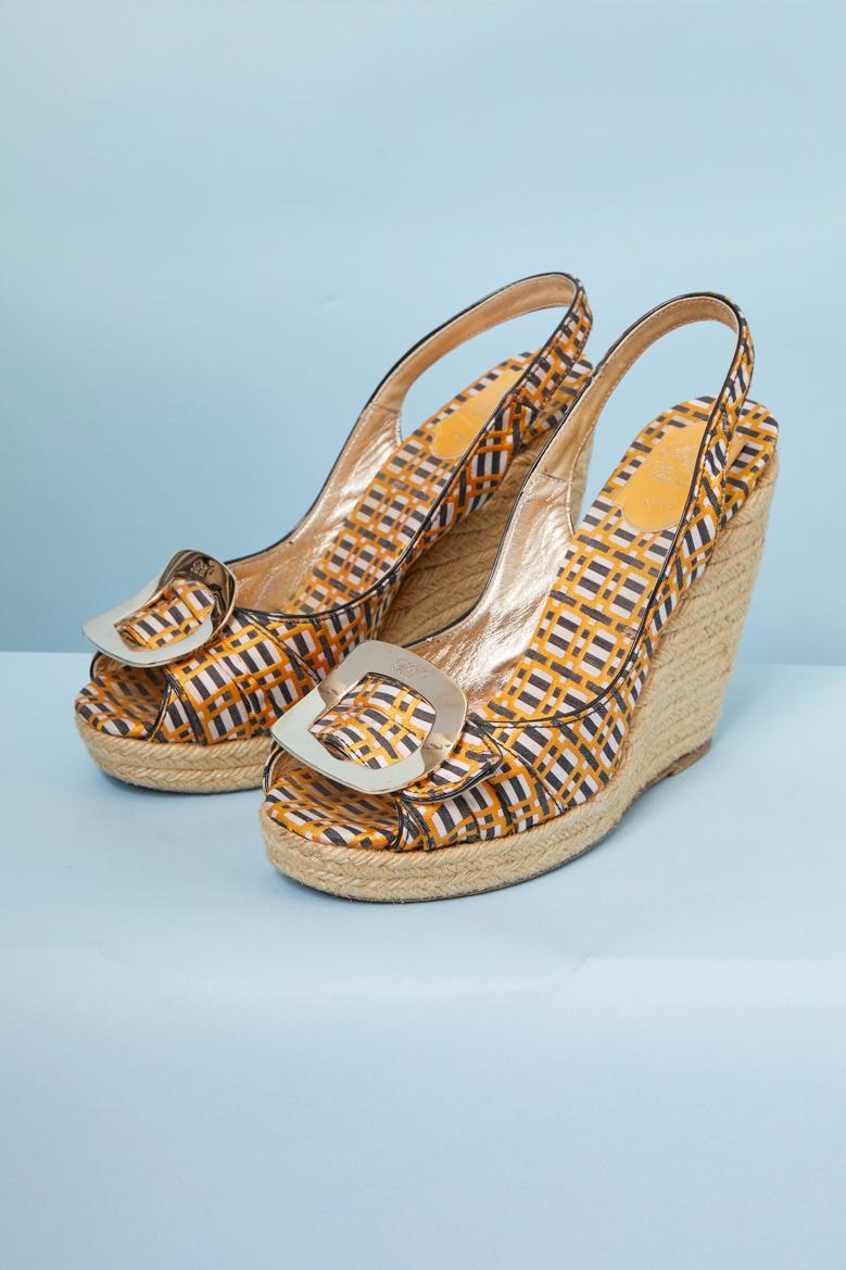 Marrone Scarpe con plateau in tessuto jacquard e corda ROGER Vivier in vendita