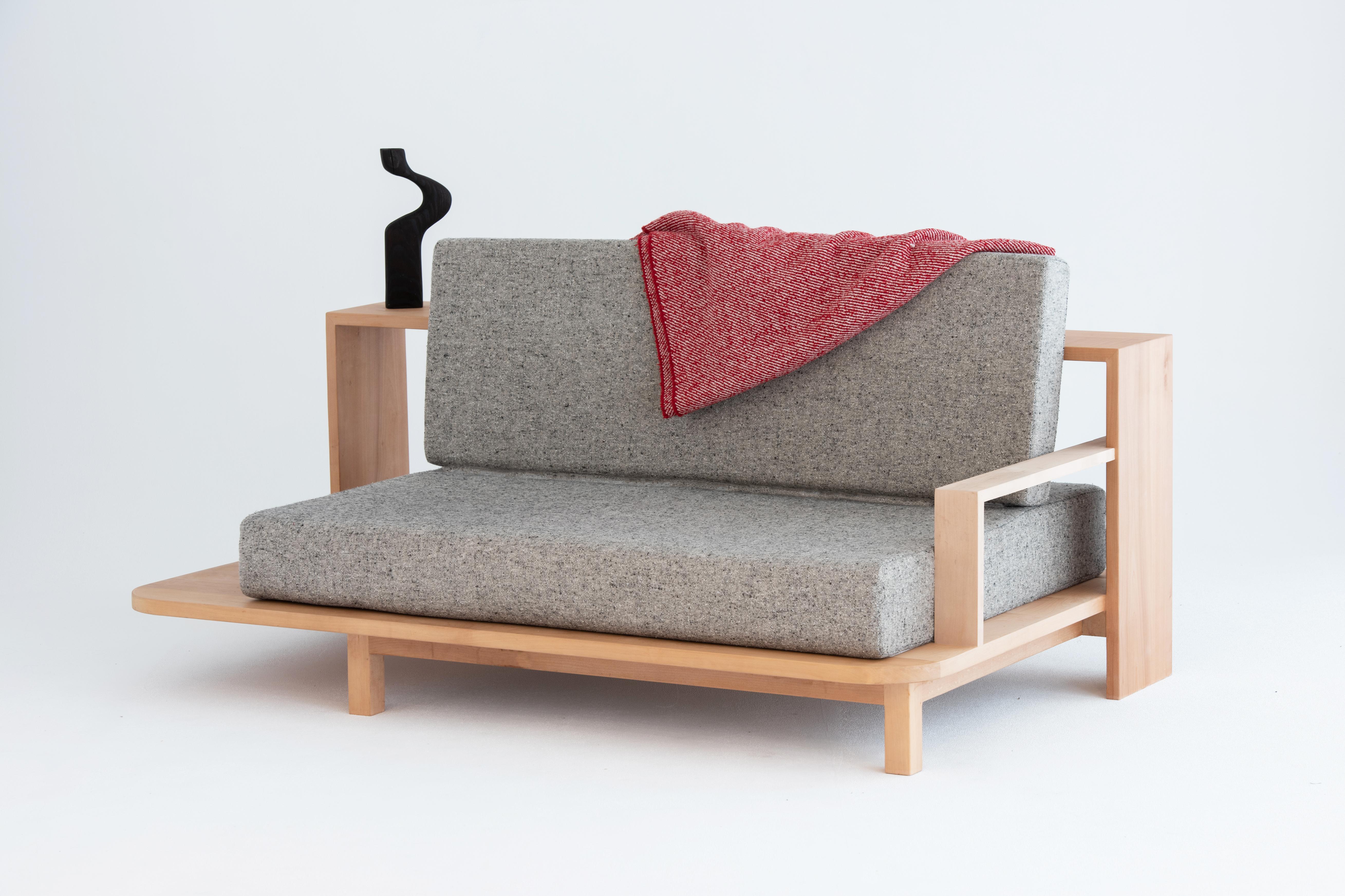Il divano a piattaforma dello Studio A di Yann Gandon è un pezzo minimalista di ispirazione giapponese che dona un senso di calma e chiarezza visiva a qualsiasi interno. Realizzato a mano in Wood Wood dal massello di faggio europeo, le sue linee