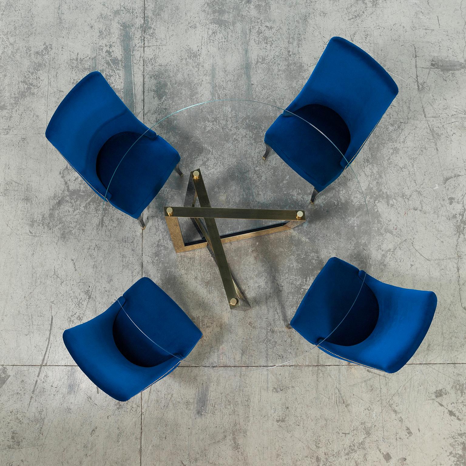 Pleathea Chair, Collection'S Contemporary, handgefertigt in Portugal - Europa von Greenapple.

Plathea schafft einen eleganten, klassischen Komfort in Ihrem Esszimmer. Dieser mit dunkelblauem Samt gepolsterte Holzstuhl mit goldener