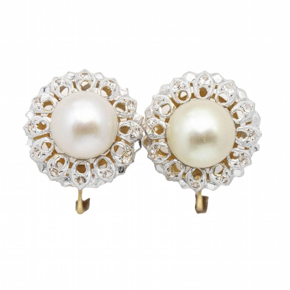 Vintage Art Nouveau Platinum and Yellow Gold Earrings for women : 48x Antique Cut Diamonds and 2x Natural Pearls of 8,5mm each : Catalan clasp : 18kt Yellow Gold and Platinum : 4,88 grams : 2,00cm : These earrings are in excellent condition, with no