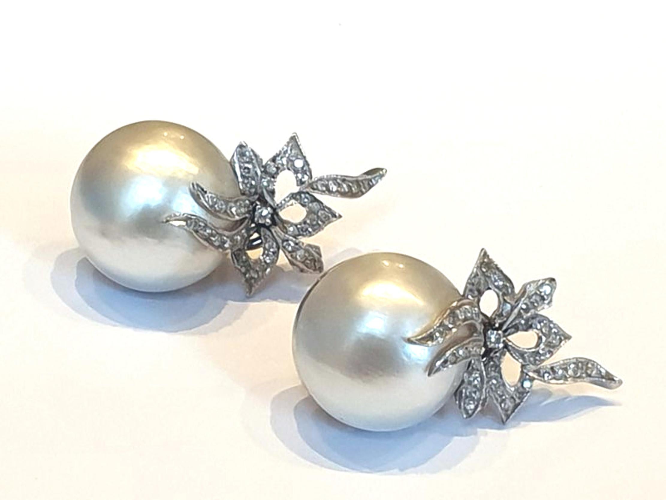 Der Inbegriff zeitloser Eleganz und Raffinesse - die Platin-Mape-Perlenohrringe, die mit 78 exquisiten Diamanten von insgesamt 0,79 Karat besetzt sind. Diese mit viel Liebe zum Detail gefertigten Ohrringe sind nicht nur Accessoires, sondern