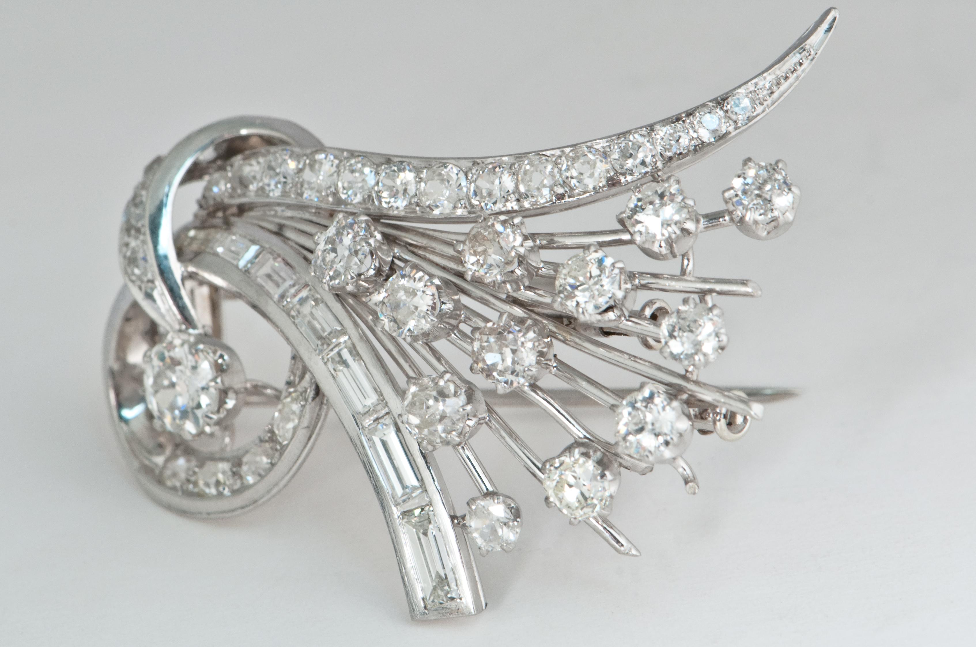 Platine and Diamonds Brooche Shape Bouquet of Flowers, circa 1950s For Sale 4