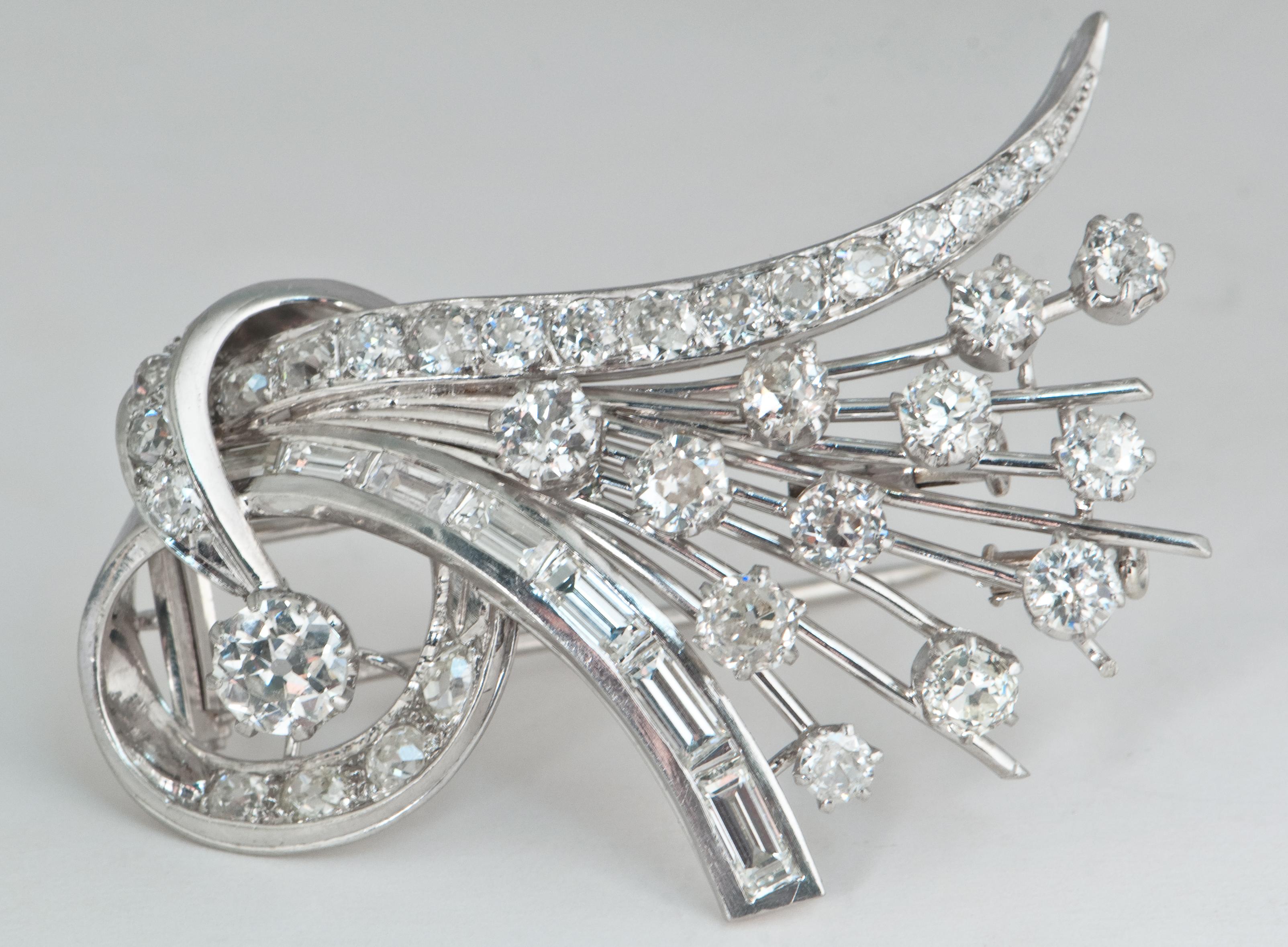 Platine and Diamonds Brooche Shape Bouquet of Flowers, circa 1950s For Sale 5